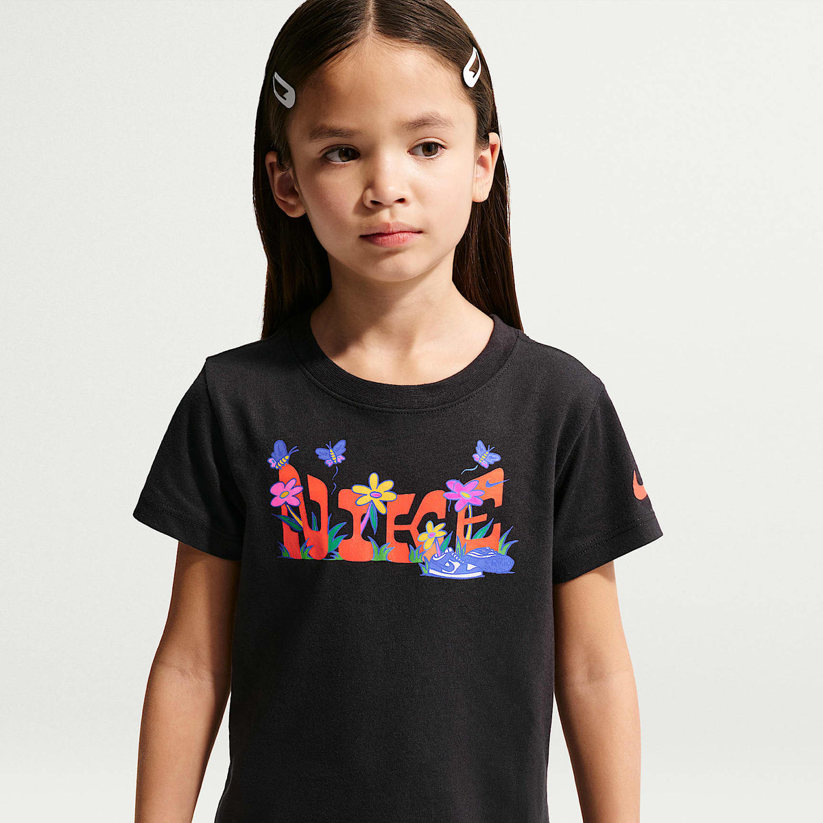 Playera de tela de punto floral para niños talla pequeña Nike – Negro – vista 1