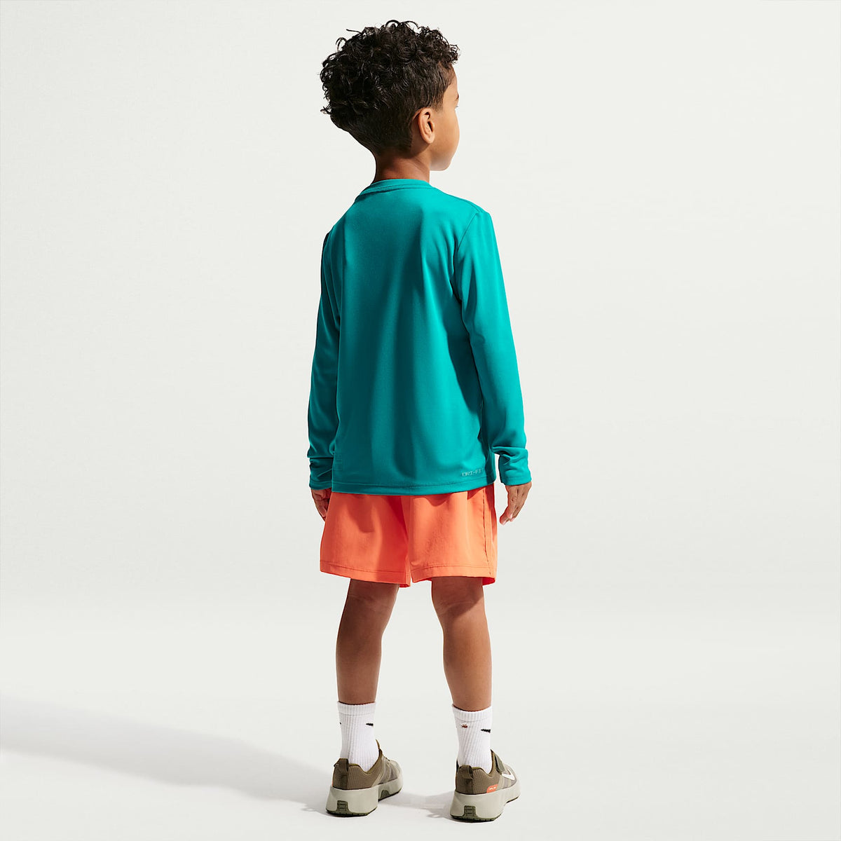 Playera de manga larga Dri-FIT con gráfico para niños talla pequeña Nike – Energía – vista 5