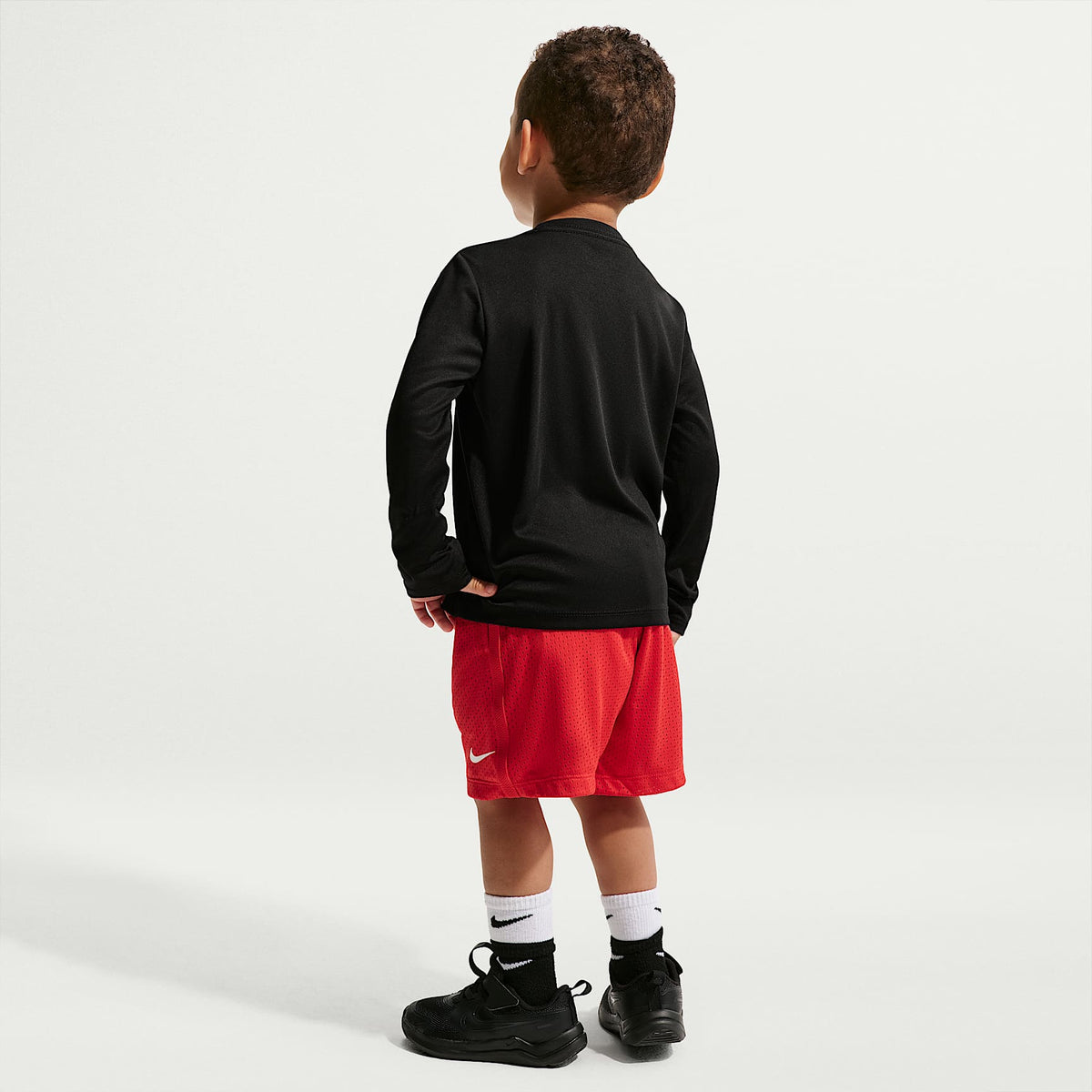 Playera de manga larga Dri-FIT con gráfico infantil Nike – Negro – vista 5