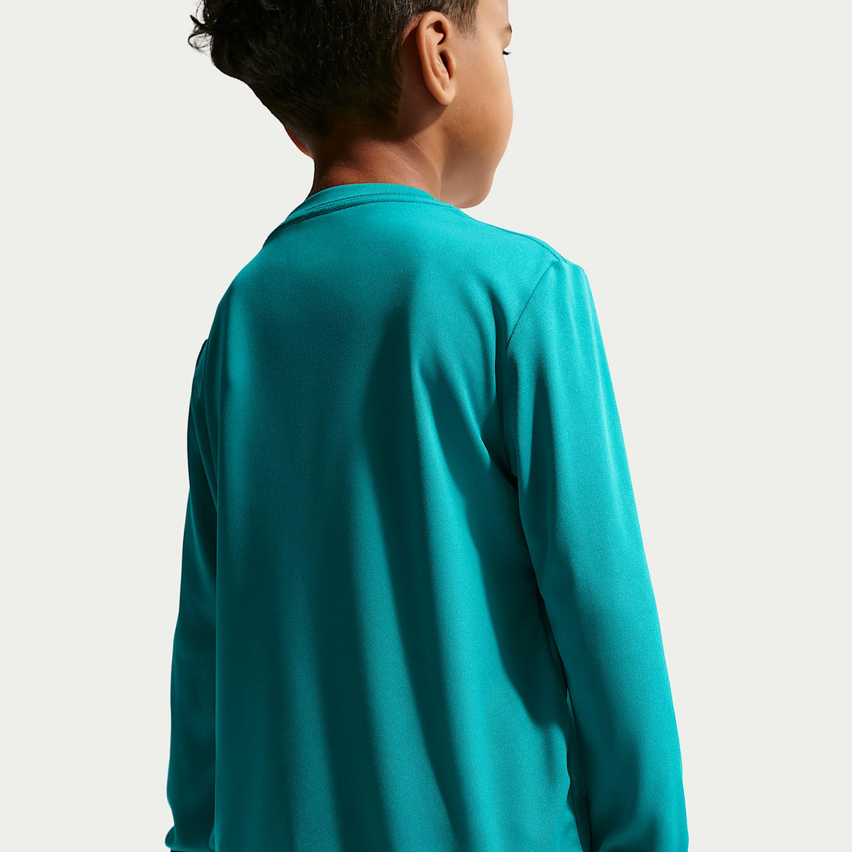 Playera de manga larga Dri-FIT con gráfico para niños talla pequeña Nike – Energía – vista 2