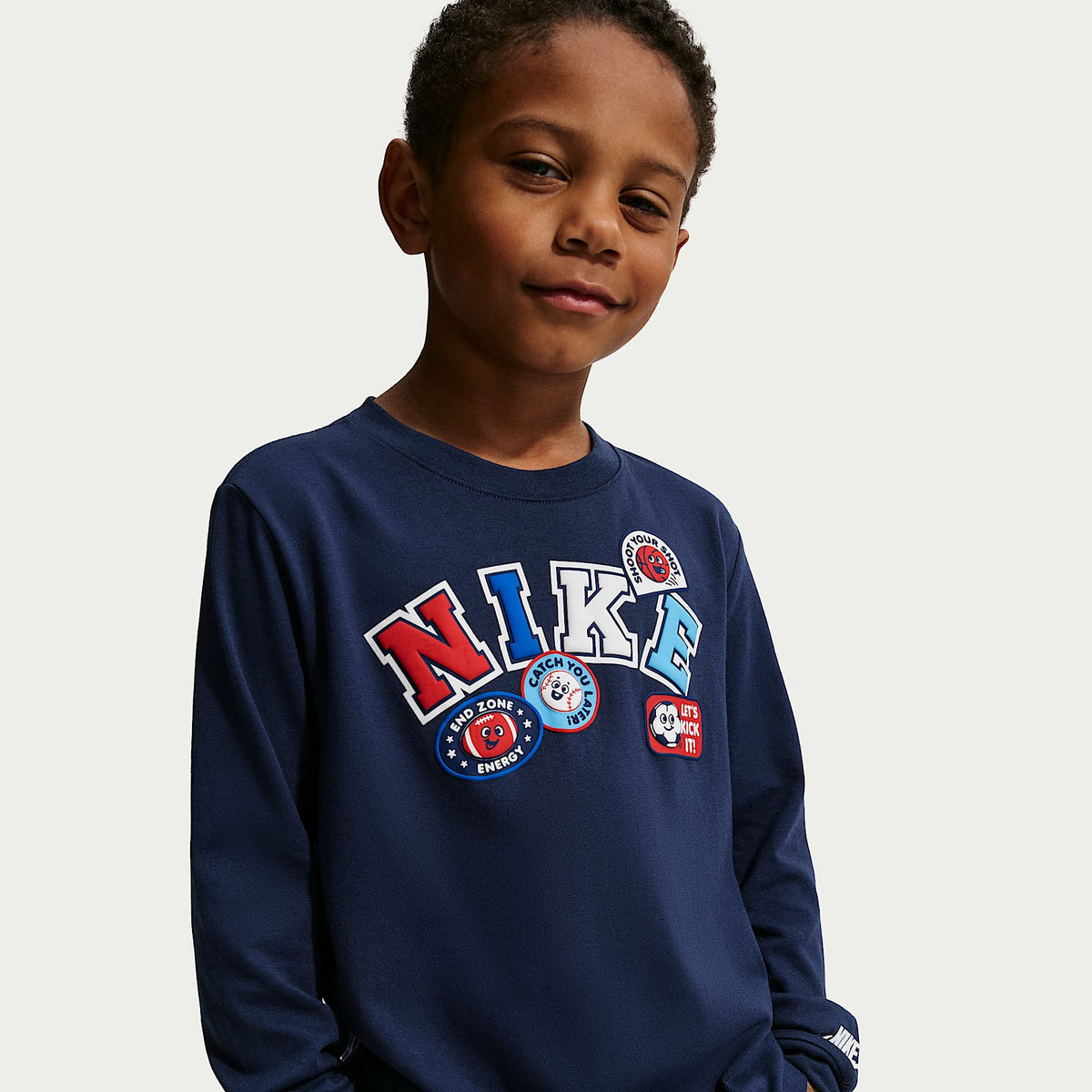 Playera de manga larga con gráfico para niños talla pequeña Nike – Azul marino medianoche – vista 1