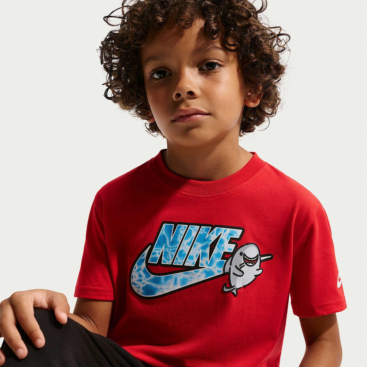 Playera con gráfico para niño talla pequeña Nike – Rojo universitario – vista 3