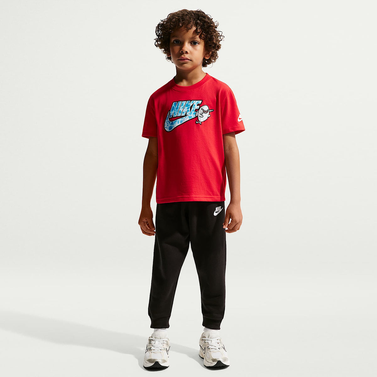 Playera con gráfico para niño talla pequeña Nike – Rojo universitario – vista 4
