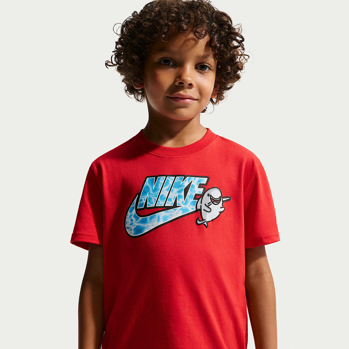 Playera con gráfico para niño talla pequeña Nike – Rojo universitario – vista 1