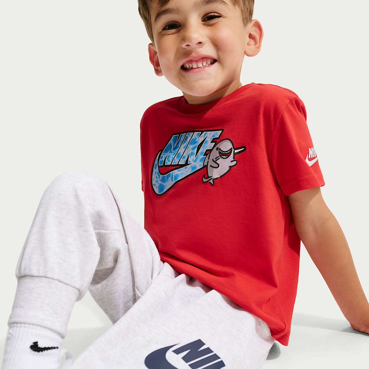 Playera con gráfico infantil Nike – Rojo universitario – vista 3