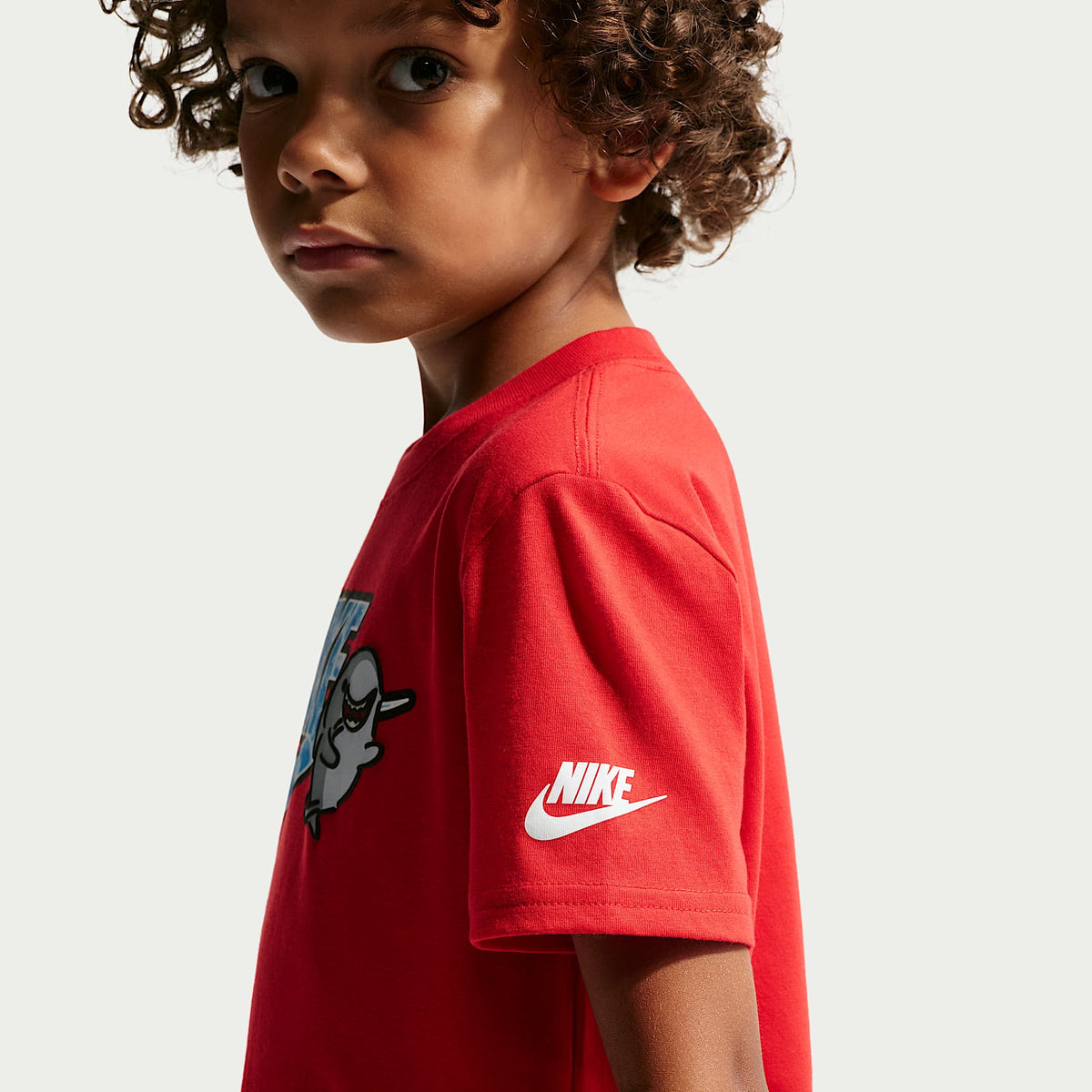 Playera con gráfico para niño talla pequeña Nike – Rojo universitario – vista 2