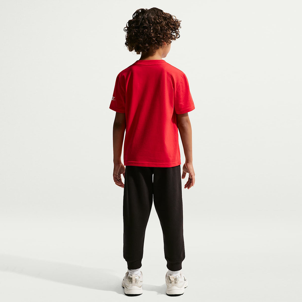 Playera con gráfico para niño talla pequeña Nike – Rojo universitario – vista 5