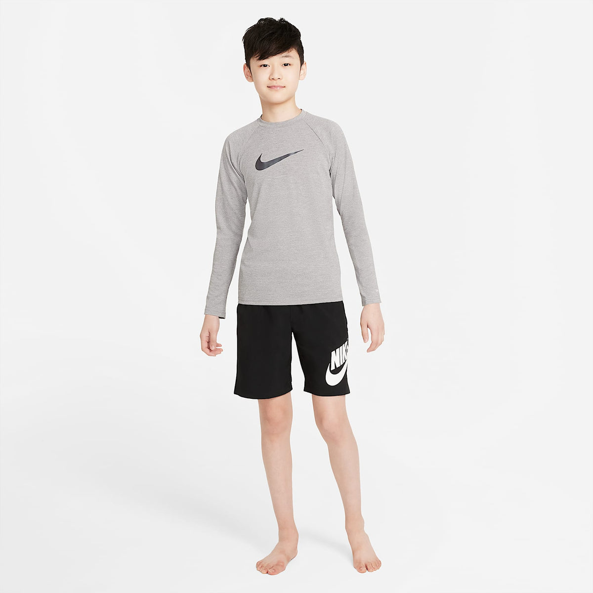 Playera de manga larga Dri-FIT UV para niño talla grande Nike Swim Hydroguard Essential – Gris partícula – vista 6