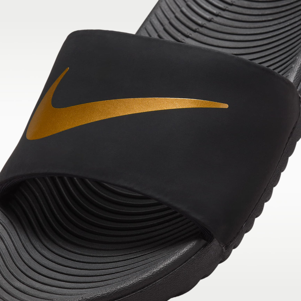 Nike Kawa – Negro/Oro metalizado – vista 6