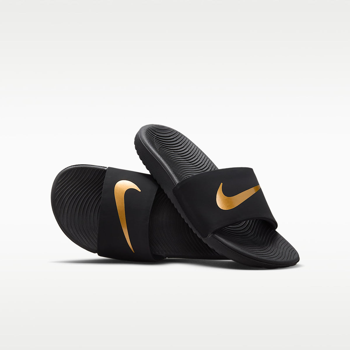 Nike Kawa – Negro/Oro metalizado – vista 1