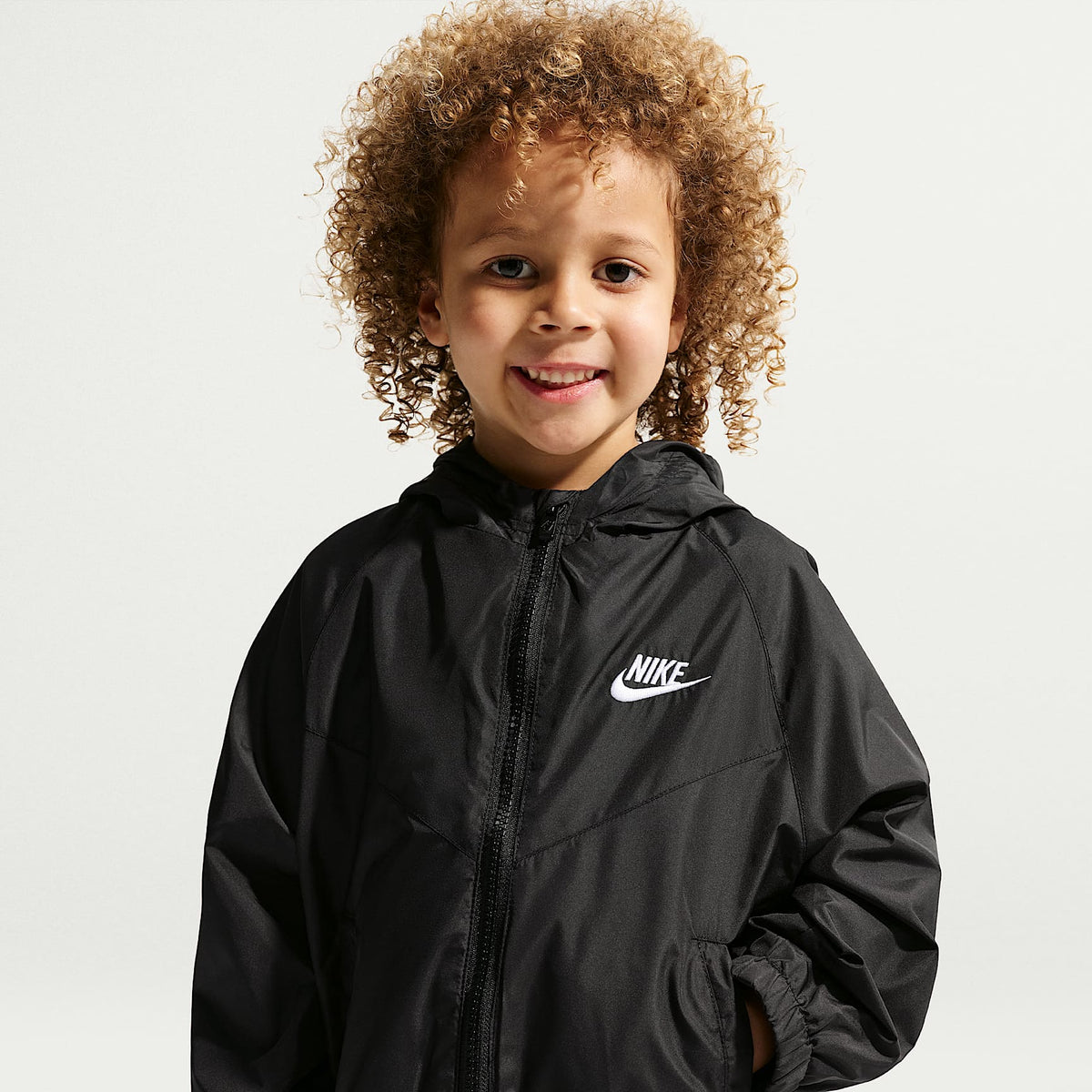 Chamarra Windrunner con diseño de chevrón infantil Nike – Negro – vista 1