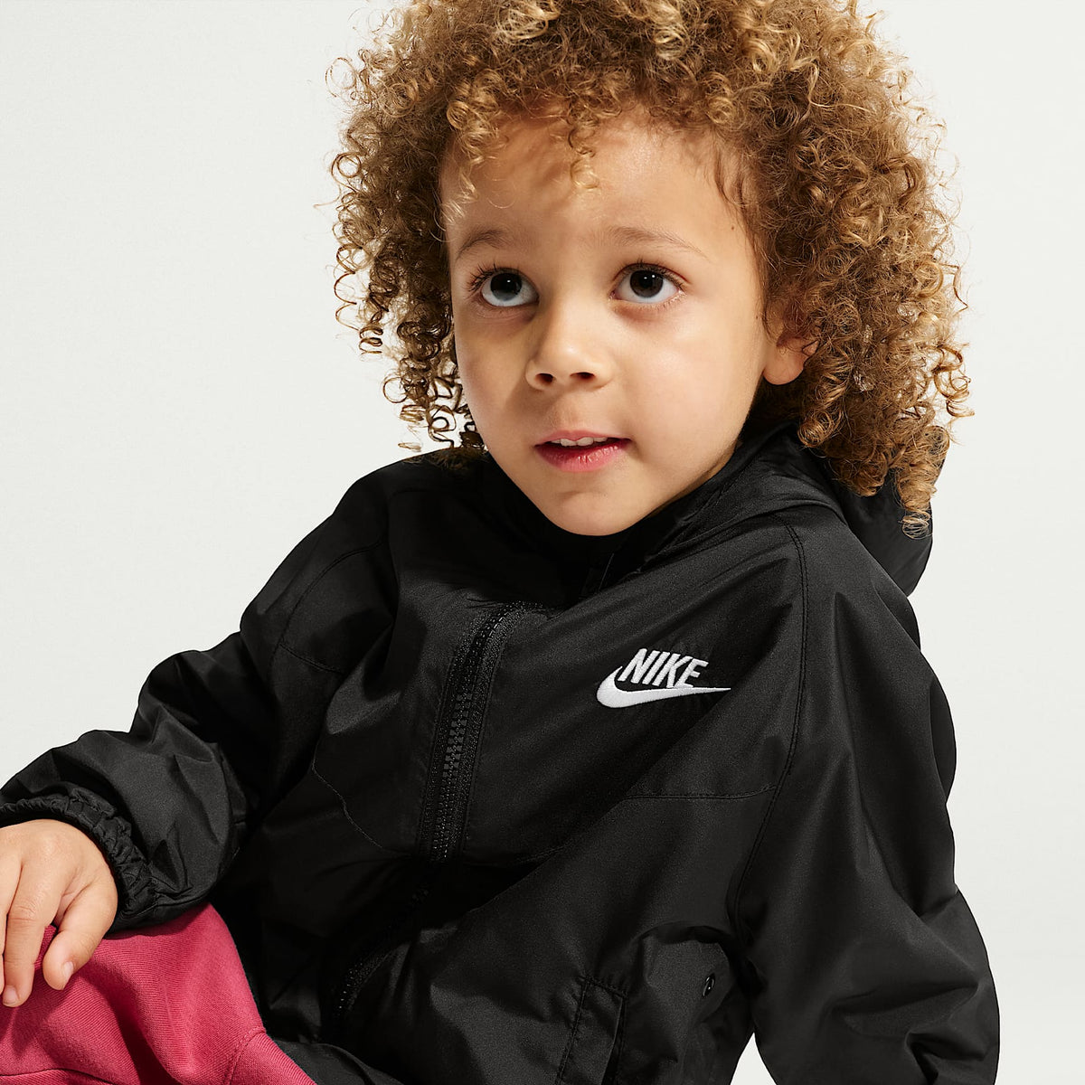 Chamarra Windrunner con diseño de chevrón infantil Nike – Negro – vista 3