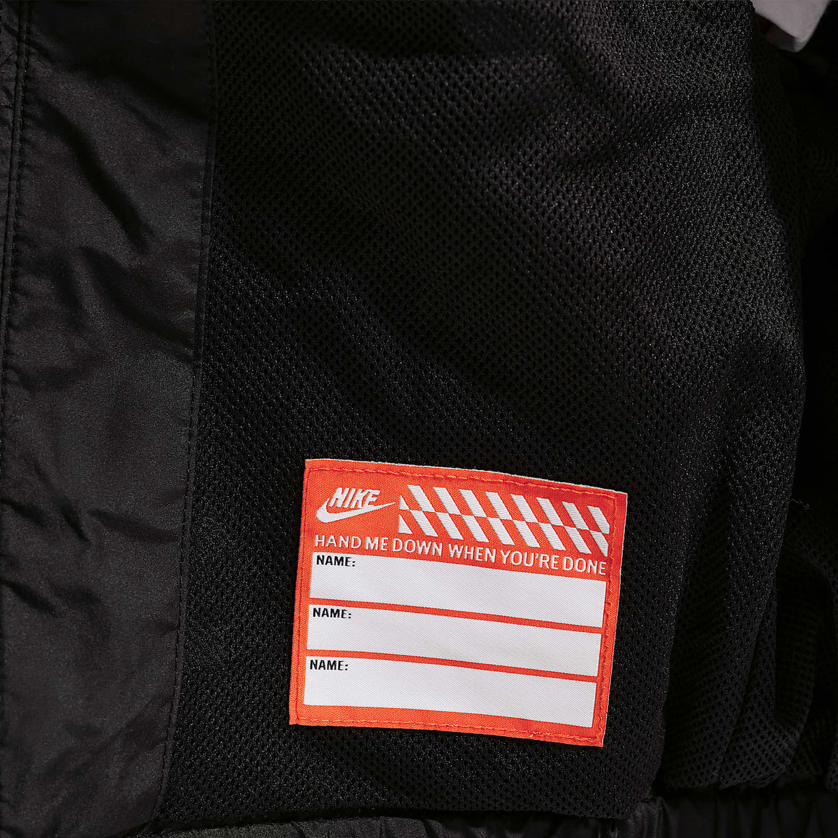 Chamarra Windrunner con diseño de chevrón infantil Nike – Negro – vista 6