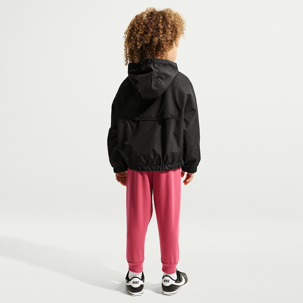 Chamarra Windrunner con diseño de chevrón infantil Nike – Negro – vista 5