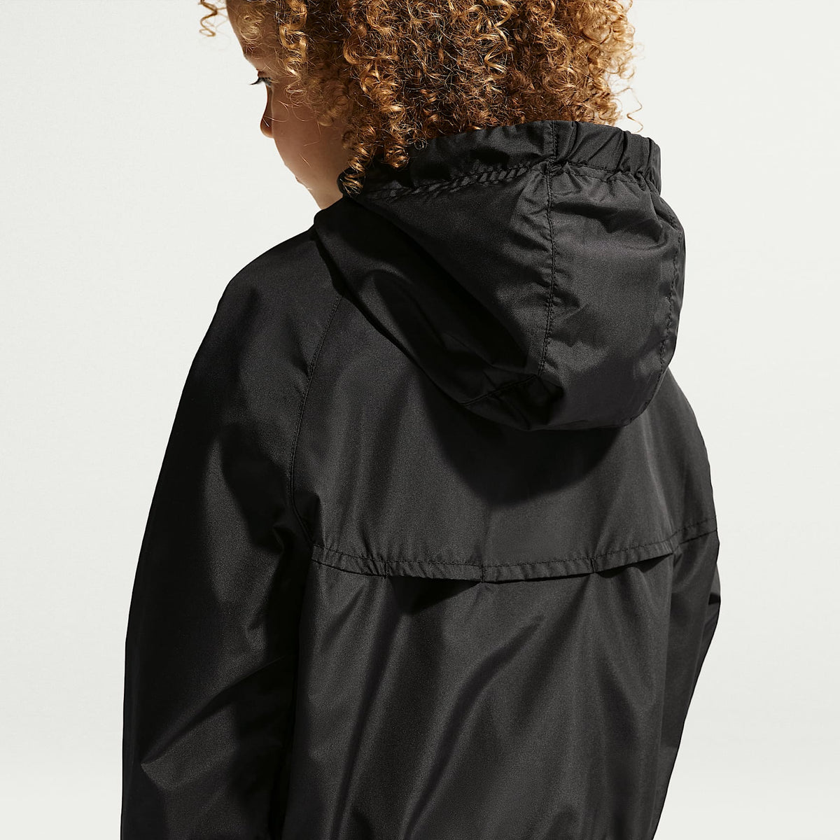Chamarra Windrunner con diseño de chevrón infantil Nike – Negro – vista 2