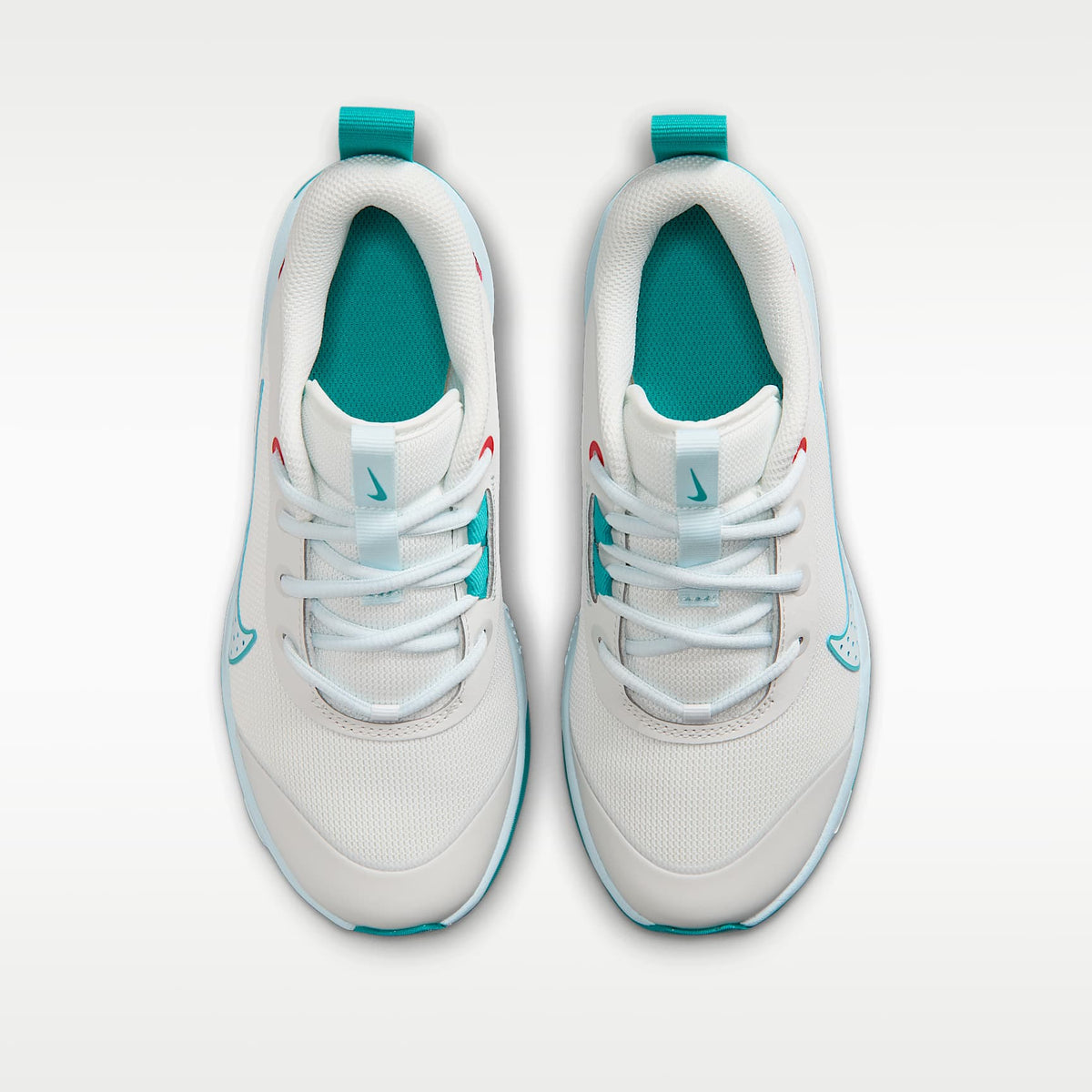 Nike Omni Multi-Court – Blanco cáscara de huevo/Energía/Rosa tropical/Azul glacial – vista 4