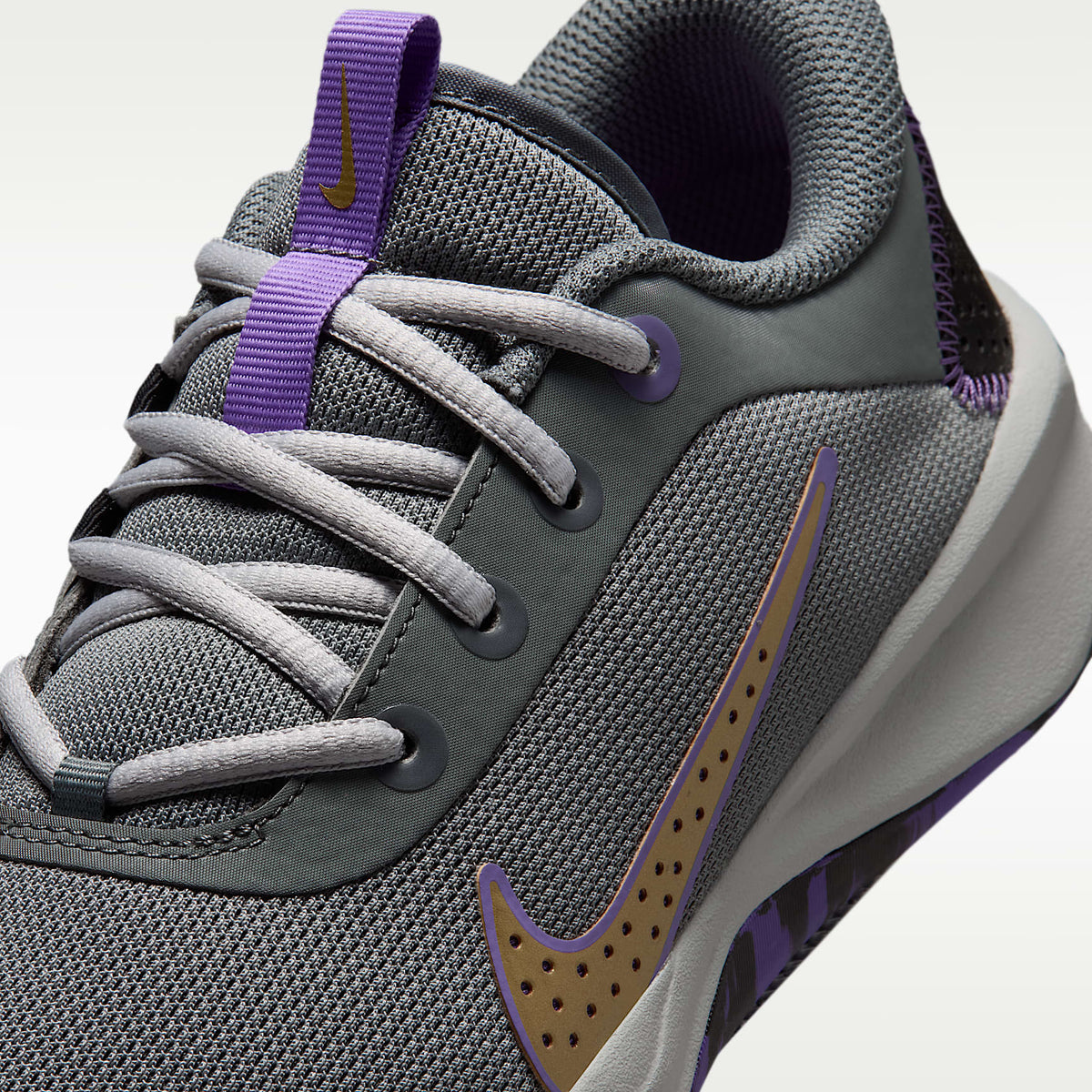 Nike Omni Multi-Court – Gris humo/Uva acción/Gris humo claro/Oro metalizado – vista 7