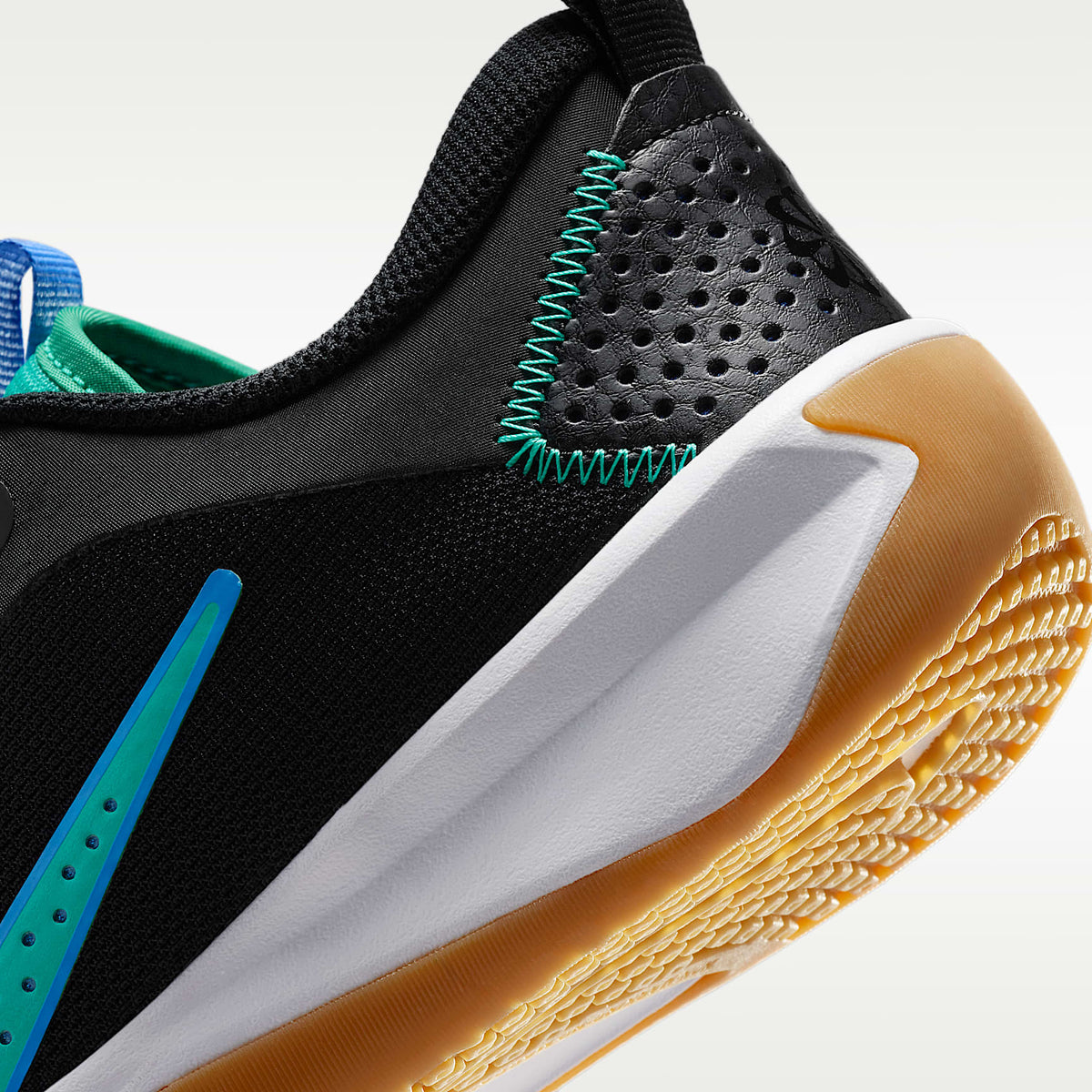 Nike Omni Multi-Court – Negro/Azul cristal/Naranja total/Esmeralda transparente – vista 8