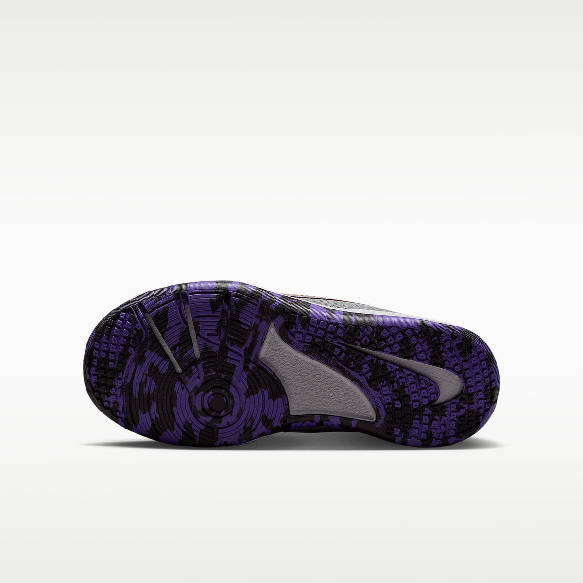 Nike Omni Multi-Court – Gris humo/Uva acción/Gris humo claro/Oro metalizado – vista 2