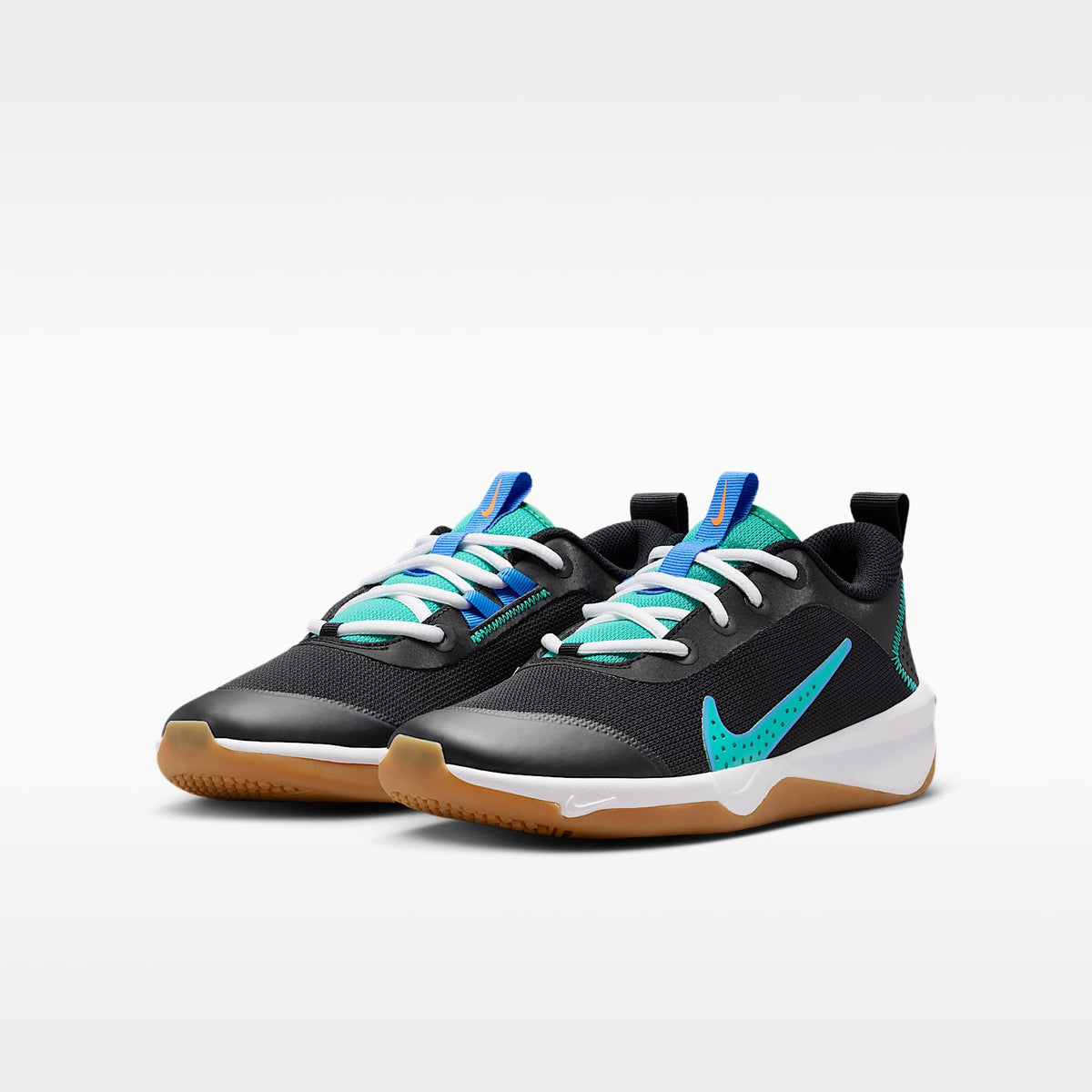 Nike Omni Multi-Court – Negro/Azul cristal/Naranja total/Esmeralda transparente – vista 5
