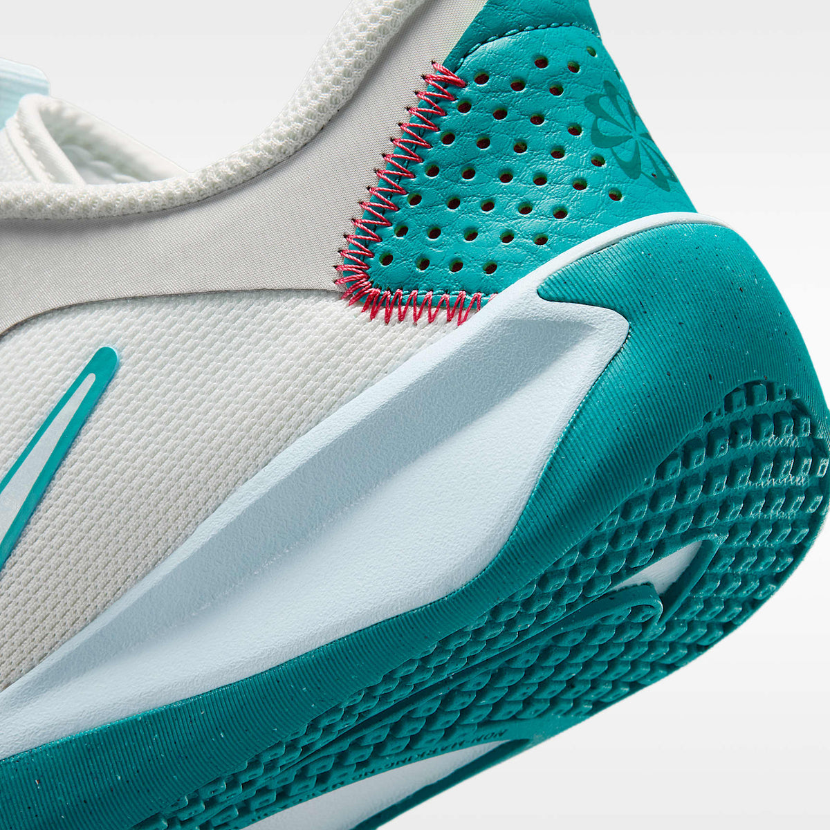 Nike Omni Multi-Court – Blanco cáscara de huevo/Energía/Rosa tropical/Azul glacial – vista 8