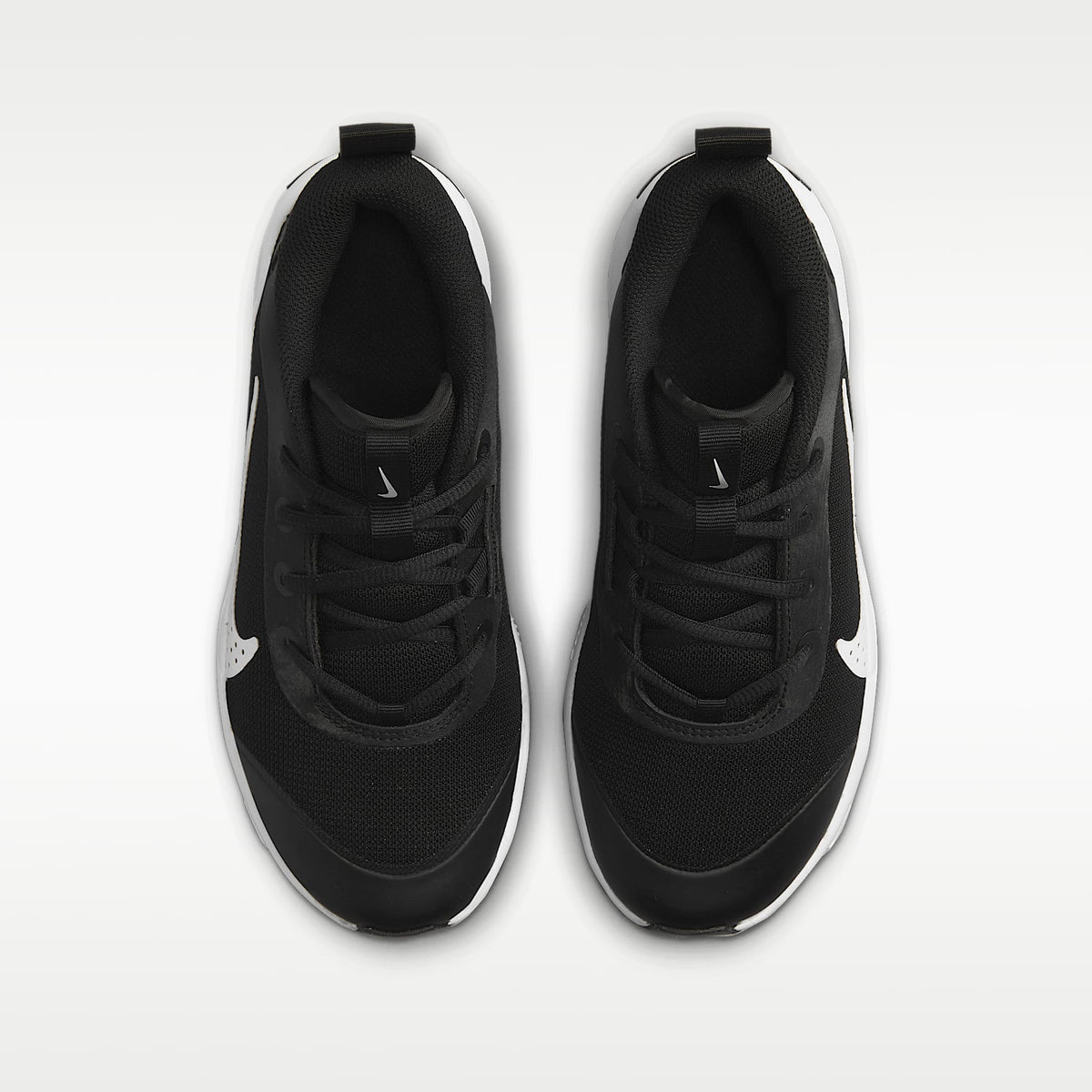 Nike Omni Multi-Court – Negro/Blanco – vista 4