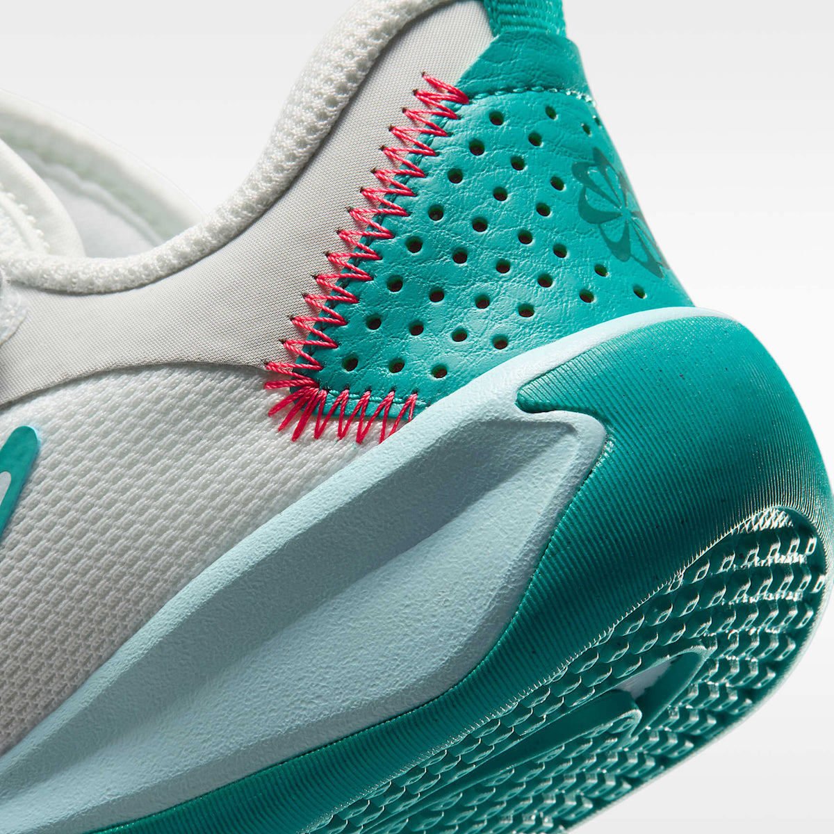 Nike Omni Multi-Court – Blanco cáscara de huevo/Energía/Rosa tropical/Azul glacial – vista 8