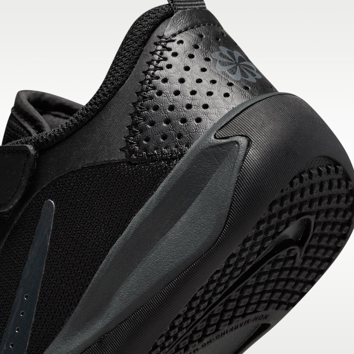 Nike Omni Multi-Court – Negro/Antracita – vista 8