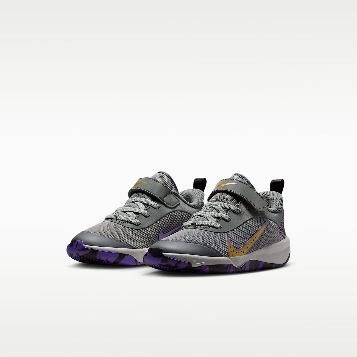 Nike Omni Multi-Court – Gris humo/Uva acción/Gris humo claro/Oro metalizado – vista 5