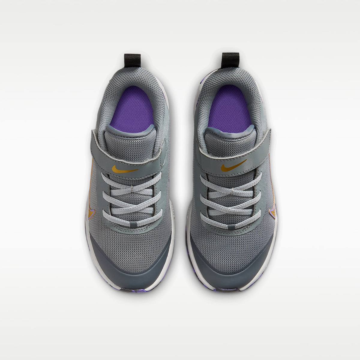 Nike Omni Multi-Court – Gris humo/Uva acción/Gris humo claro/Oro metalizado – vista 4