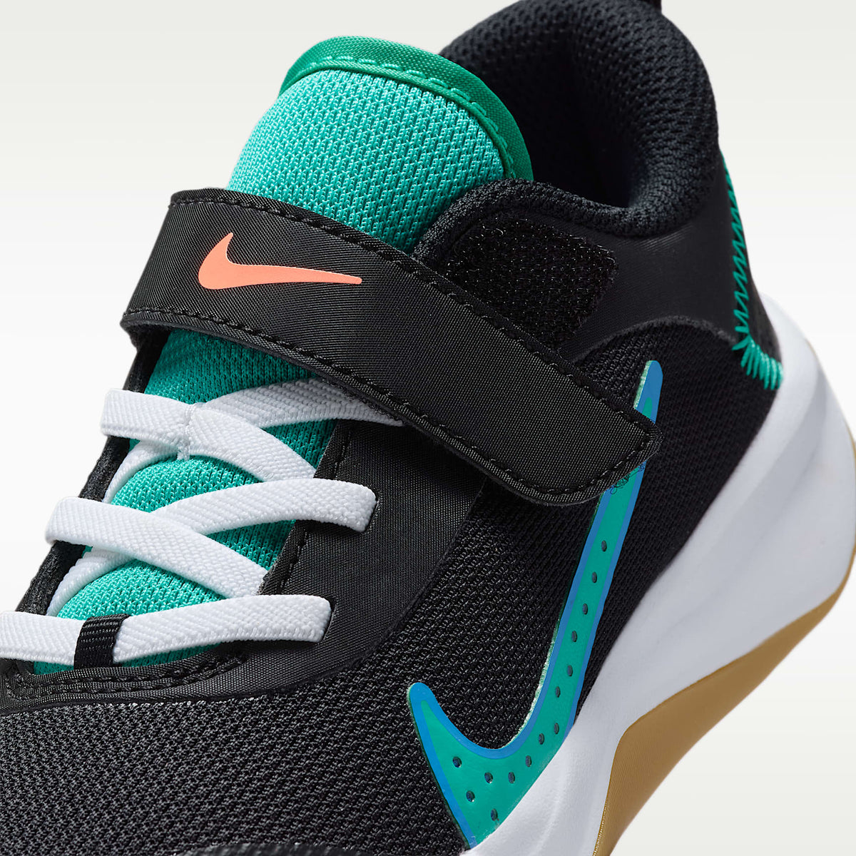 Nike Omni Multi-Court – Negro/Azul cristal/Naranja total/Esmeralda transparente – vista 7