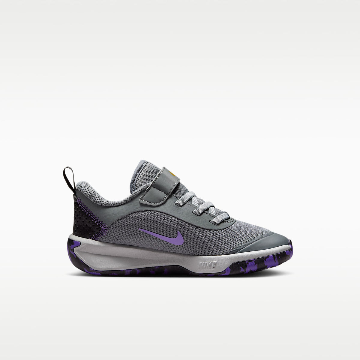 Nike Omni Multi-Court – Gris humo/Uva acción/Gris humo claro/Oro metalizado – vista 3
