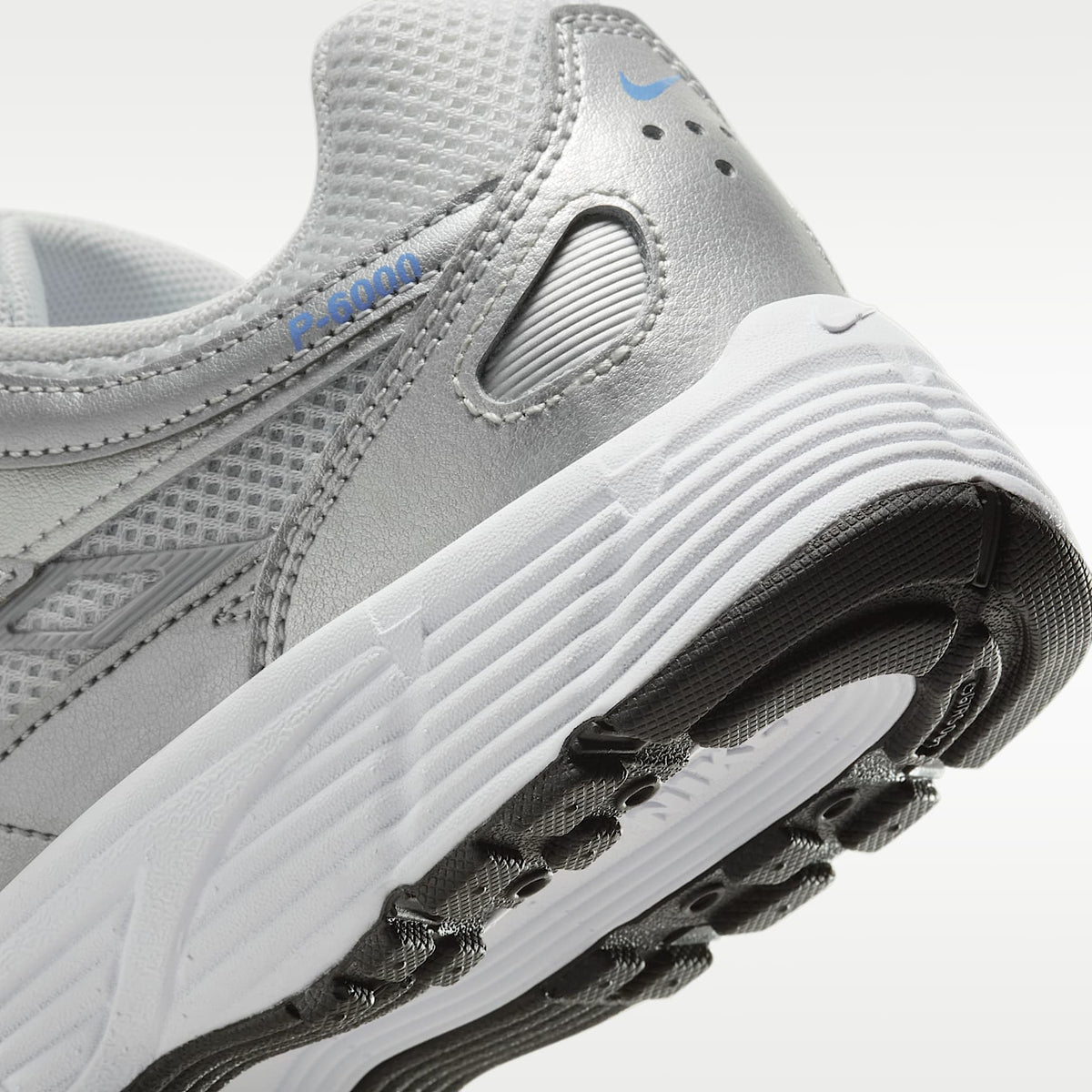Nike P-6000 – Platino metalizado/Platino puro/Plata metalizado/Azul universitario – vista 8