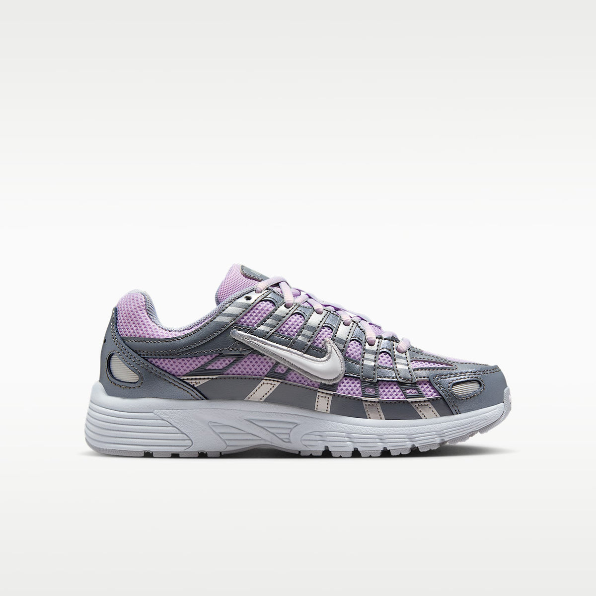 Nike P-6000 – Muñeca/Gris humo/Plata metalizado/Blanco – vista 3