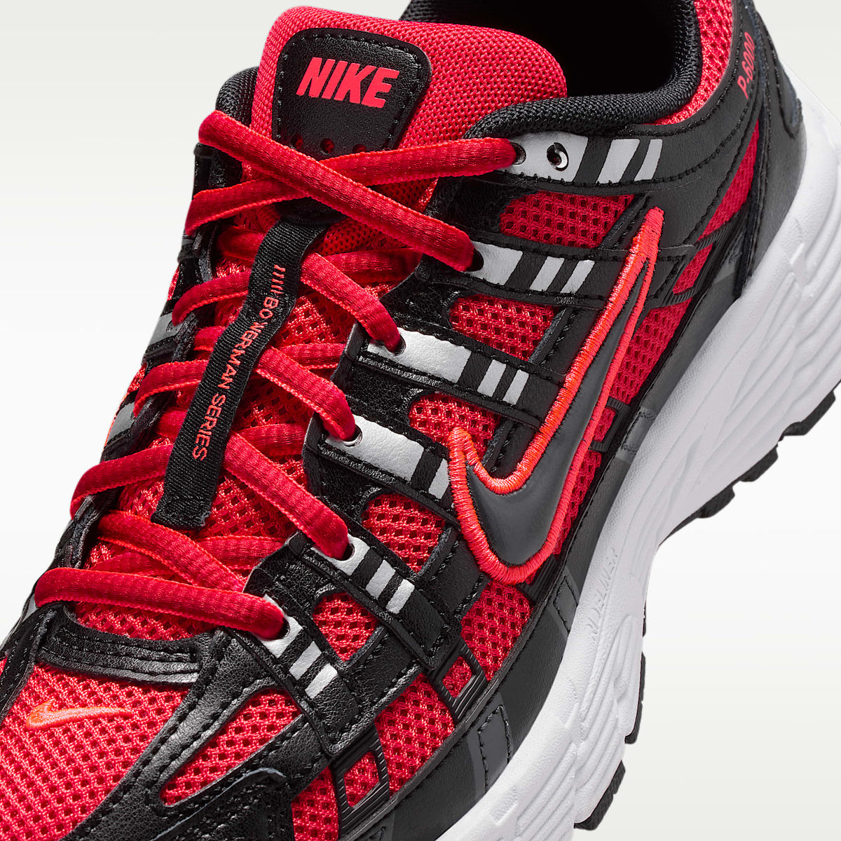 Nike P-6000 – Rojo universitario/Plata metalizado/Gris humo oscuro/Negro – vista 7
