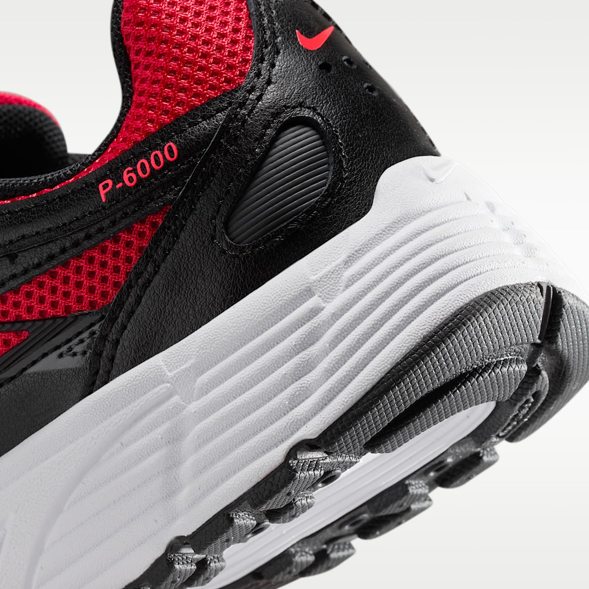 Nike P-6000 – Rojo universitario/Plata metalizado/Gris humo oscuro/Negro – vista 8