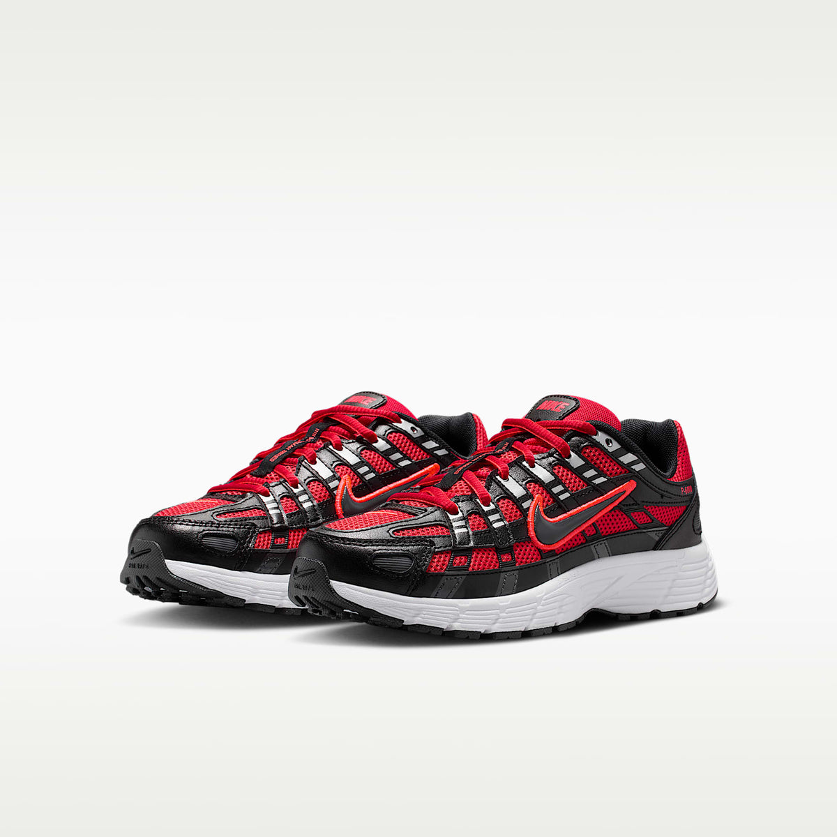 Nike P-6000 – Rojo universitario/Plata metalizado/Gris humo oscuro/Negro – vista 5