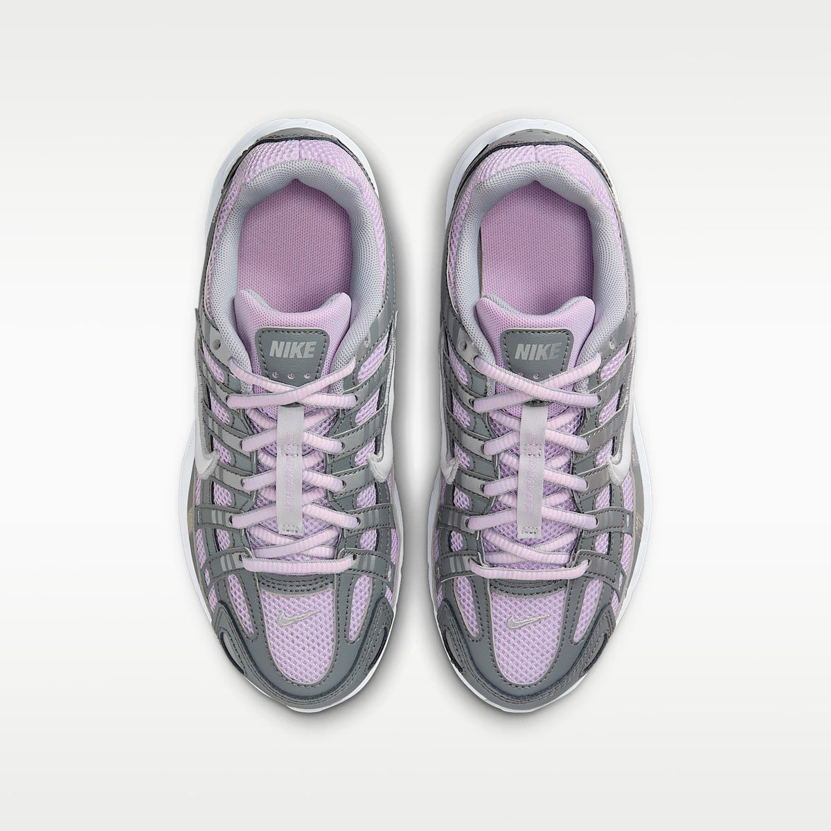 Nike P-6000 – Muñeca/Gris humo/Plata metalizado/Blanco – vista 4