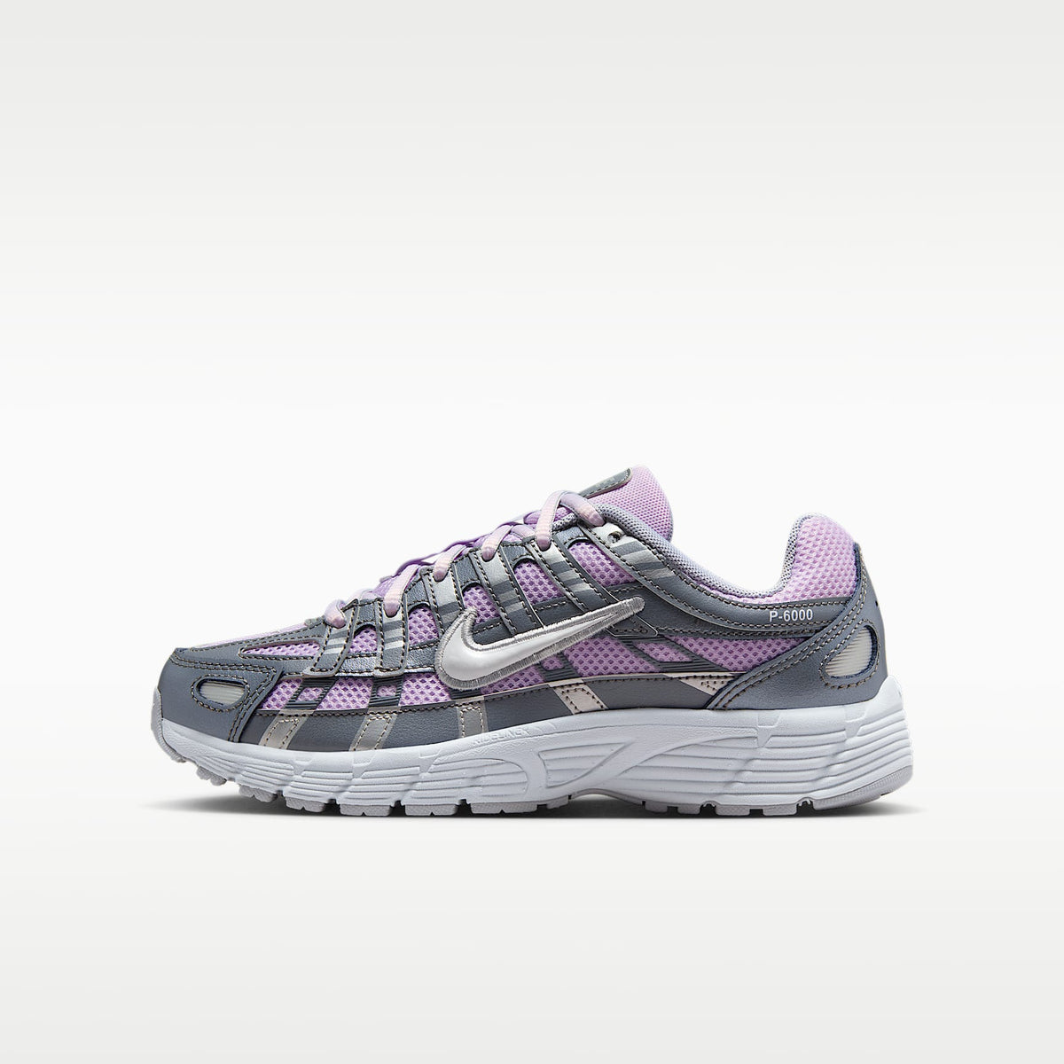 Nike P-6000 – Muñeca/Gris humo/Plata metalizado/Blanco – vista 1