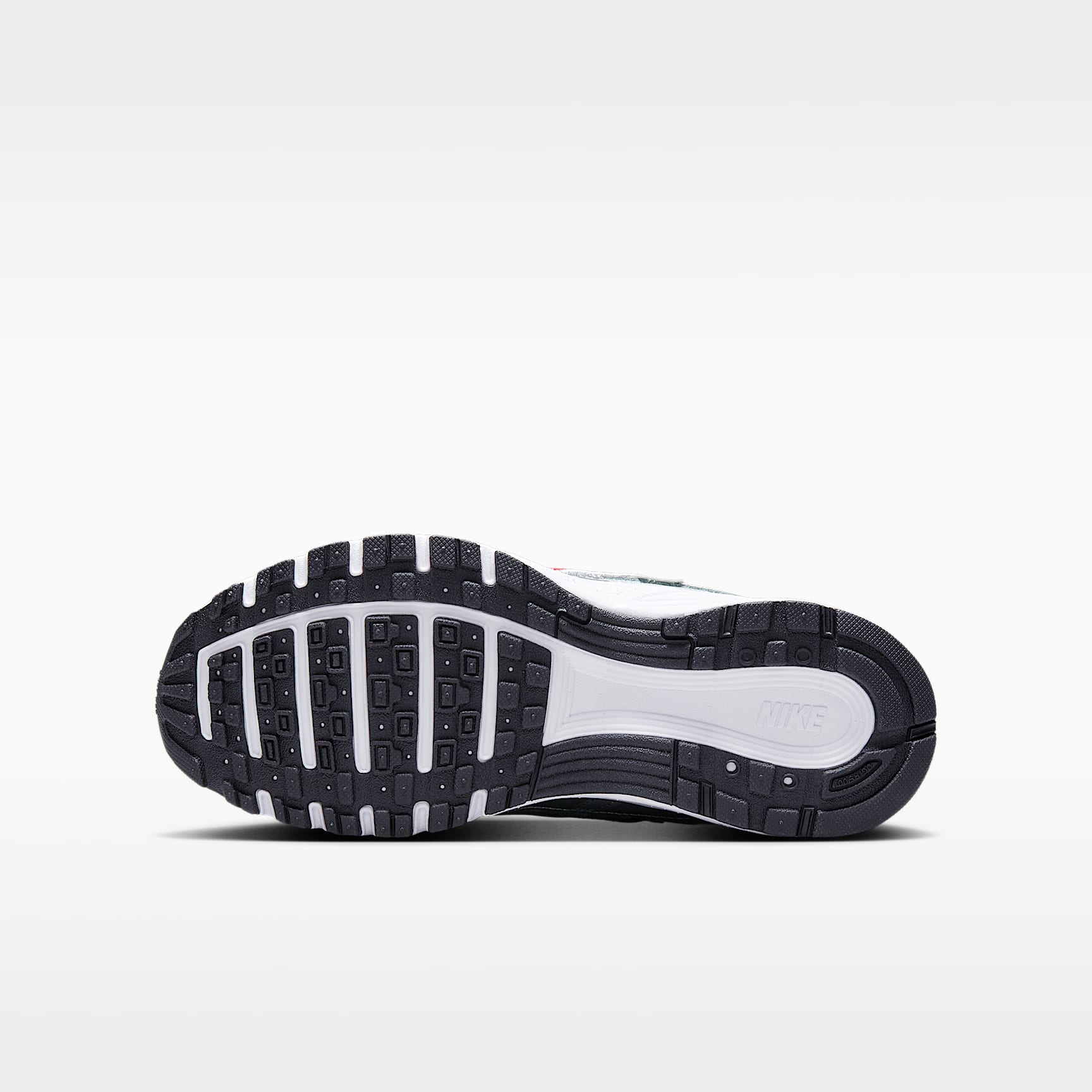 Nike P-6000 – Plata metalizado/Plata liso/Gris azulado/Rojo gimnasio – vista 2