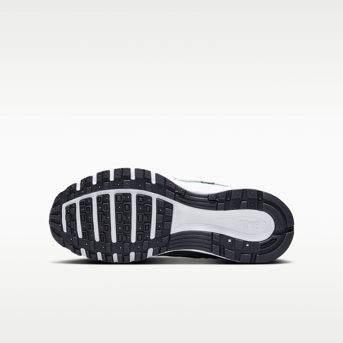 Nike P-6000 – Plata metalizado/Plata liso/Gris azulado/Rojo gimnasio – vista 2