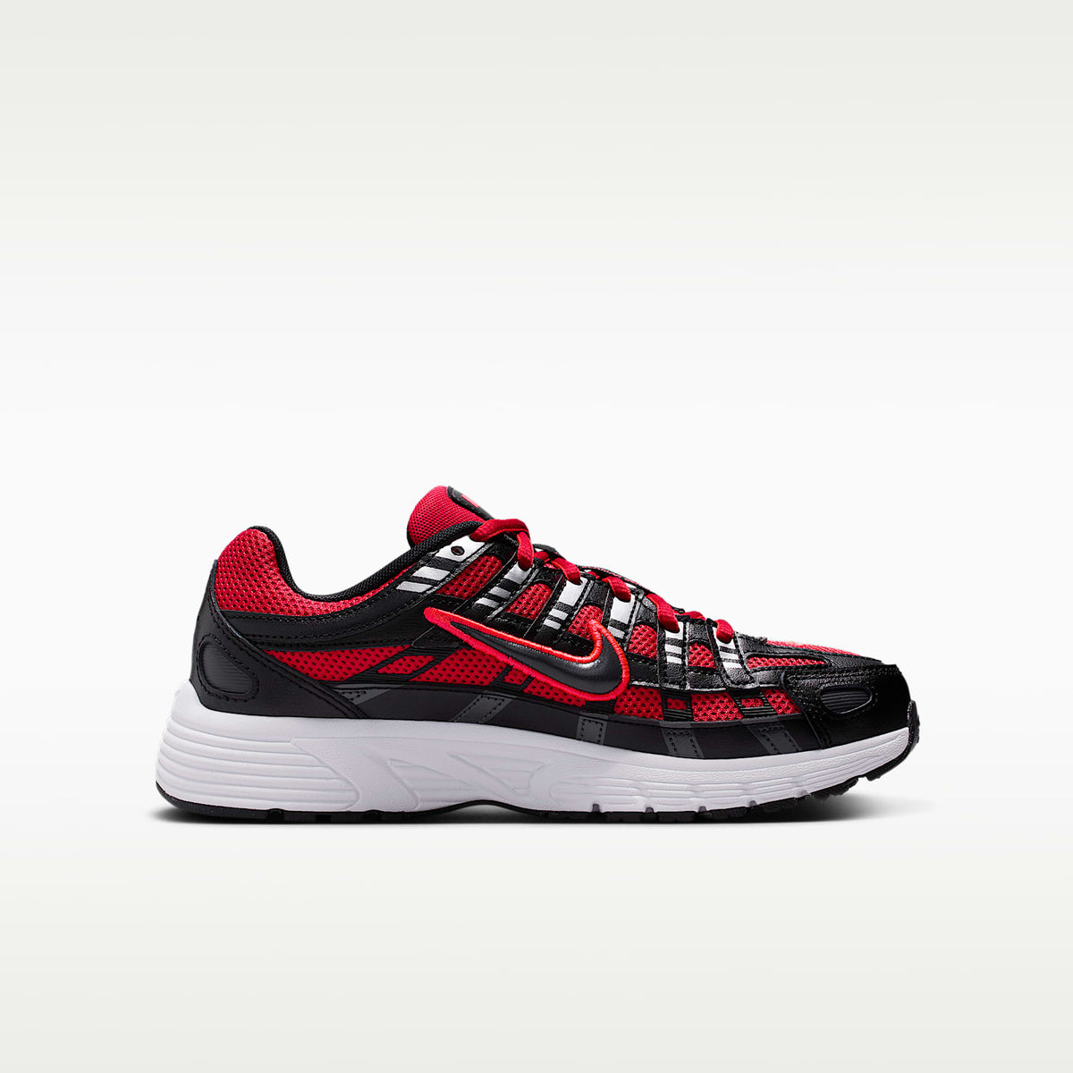 Nike P-6000 – Rojo universitario/Plata metalizado/Gris humo oscuro/Negro – vista 3