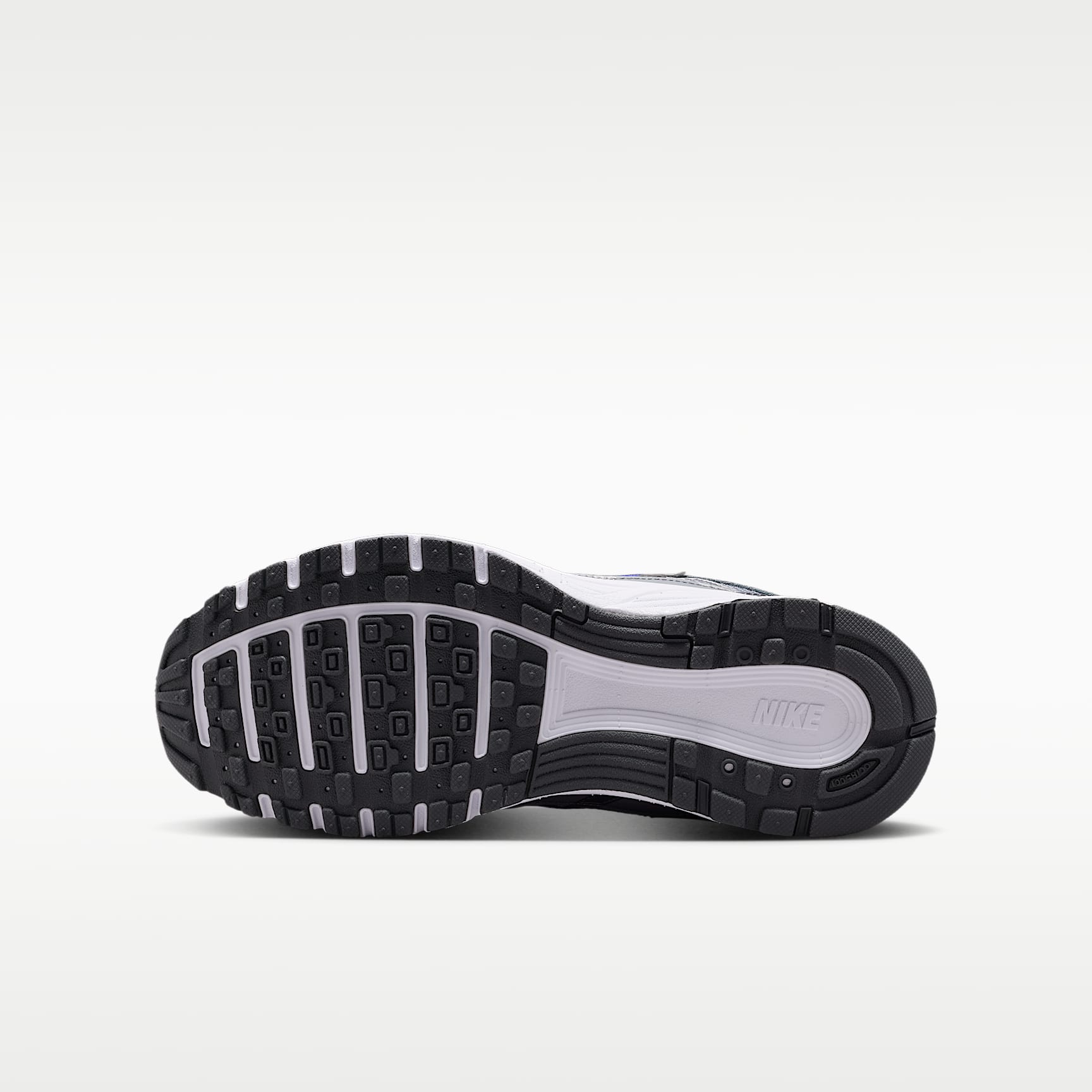 Nike P-6000 – Gris lobo/Noche intenso/Plata metalizado/Blanco – vista 2