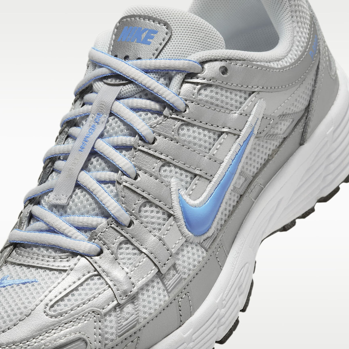 Nike P-6000 – Platino metalizado/Platino puro/Plata metalizado/Azul universitario – vista 7