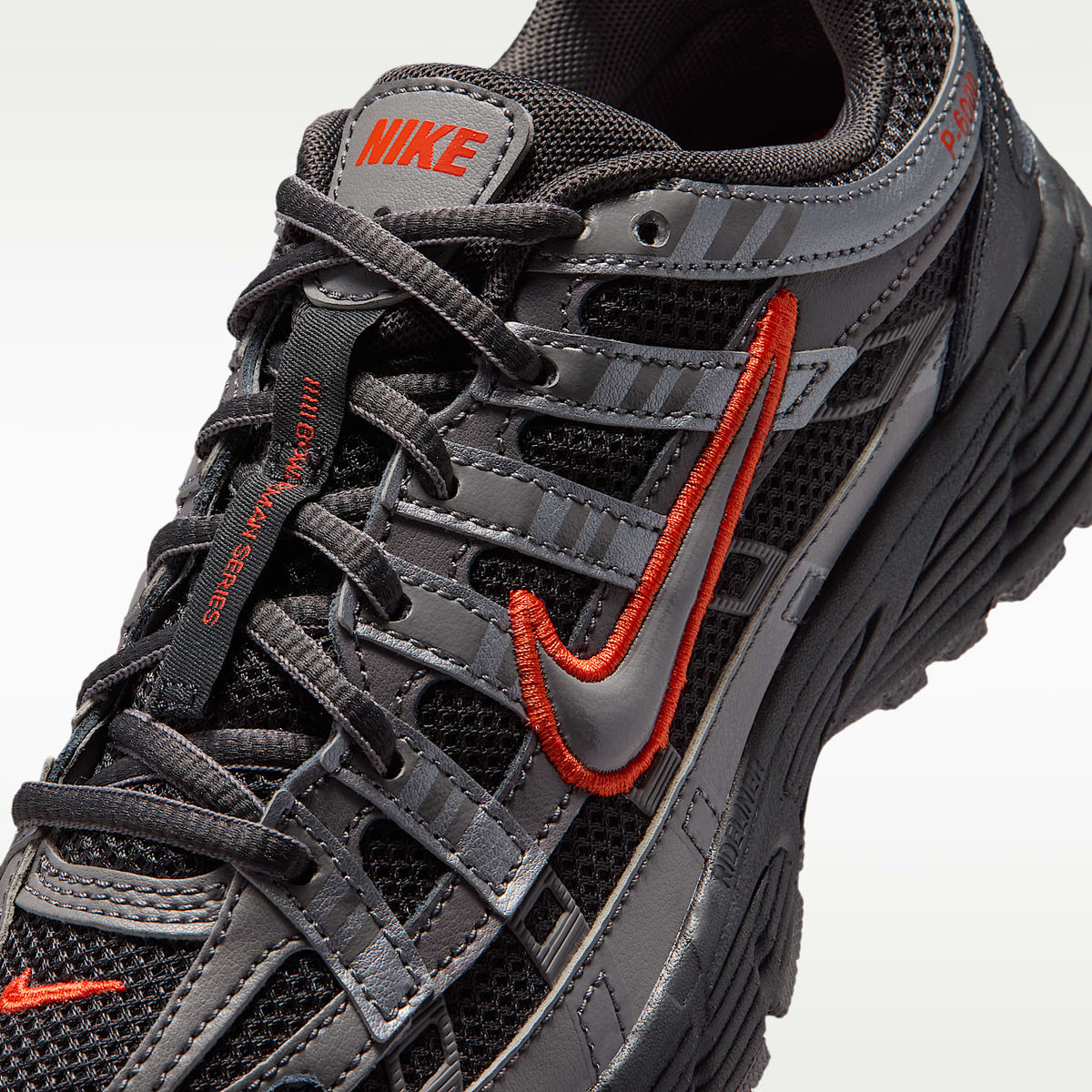Nike P-6000 – Antracita/Rojo picante/Gris azulado metálico/Punta de Lápiz – vista 7