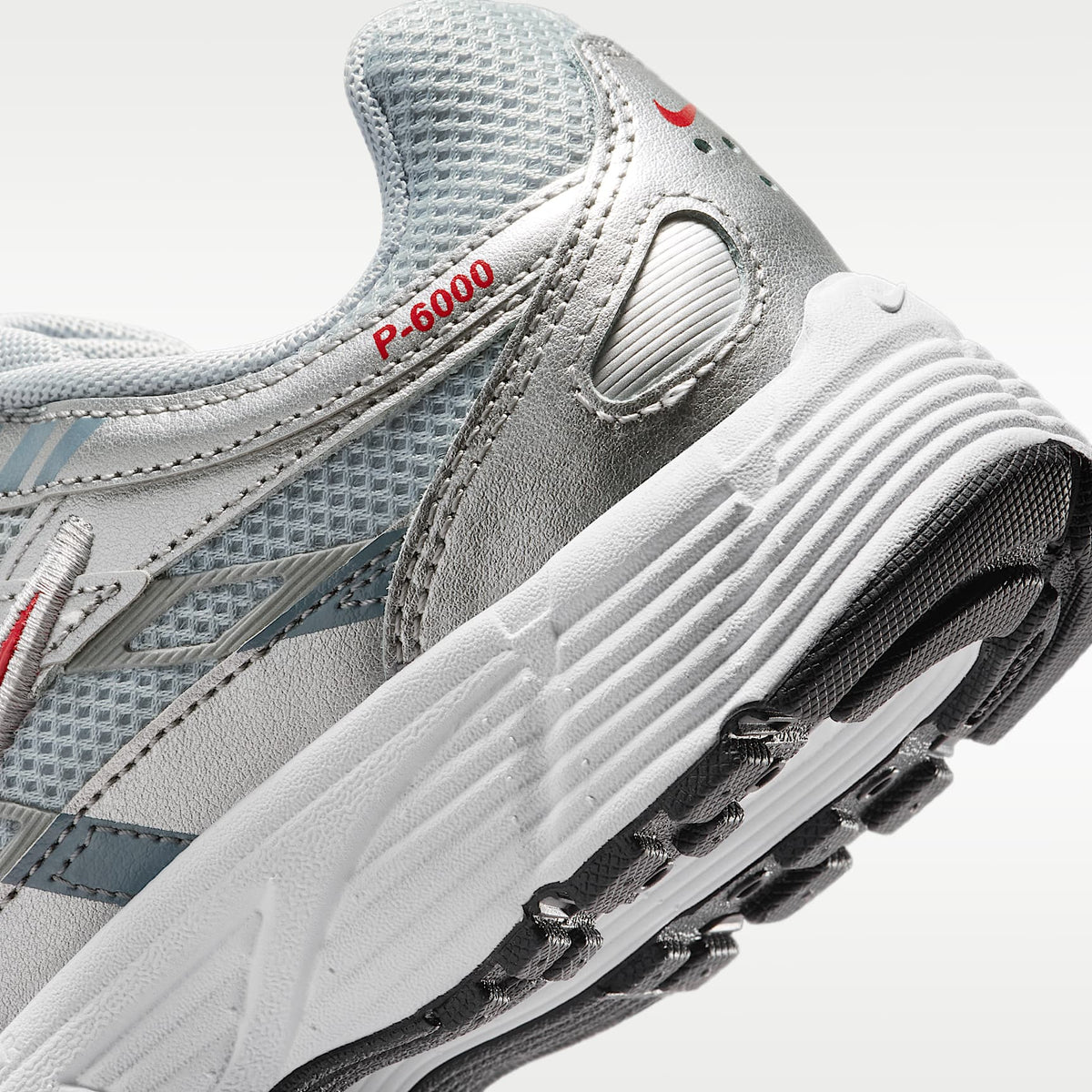 Nike P-6000 – Plata metalizado/Plata liso/Gris azulado/Rojo gimnasio – vista 8
