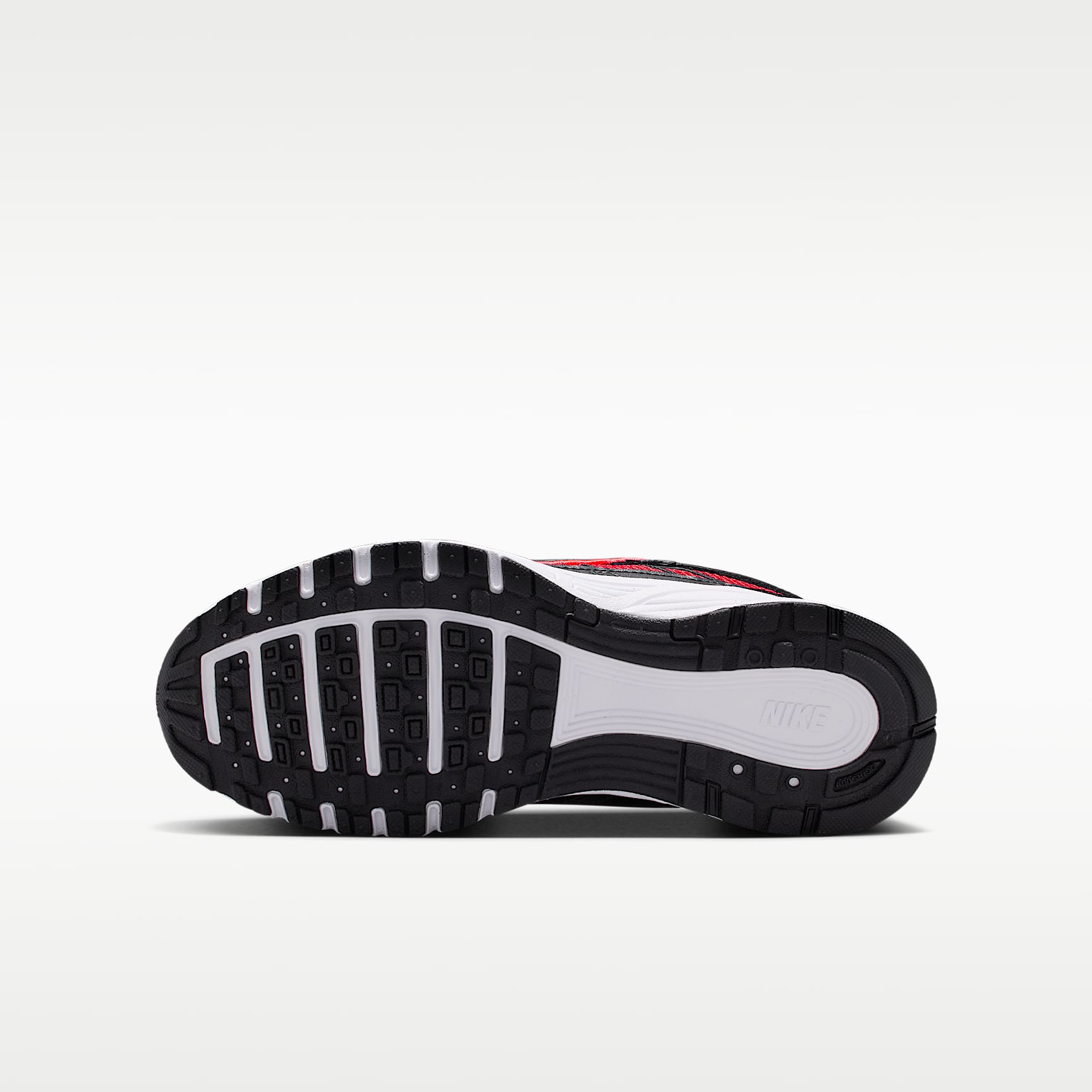 Nike P-6000 – Rojo universitario/Plata metalizado/Gris humo oscuro/Negro – vista 2