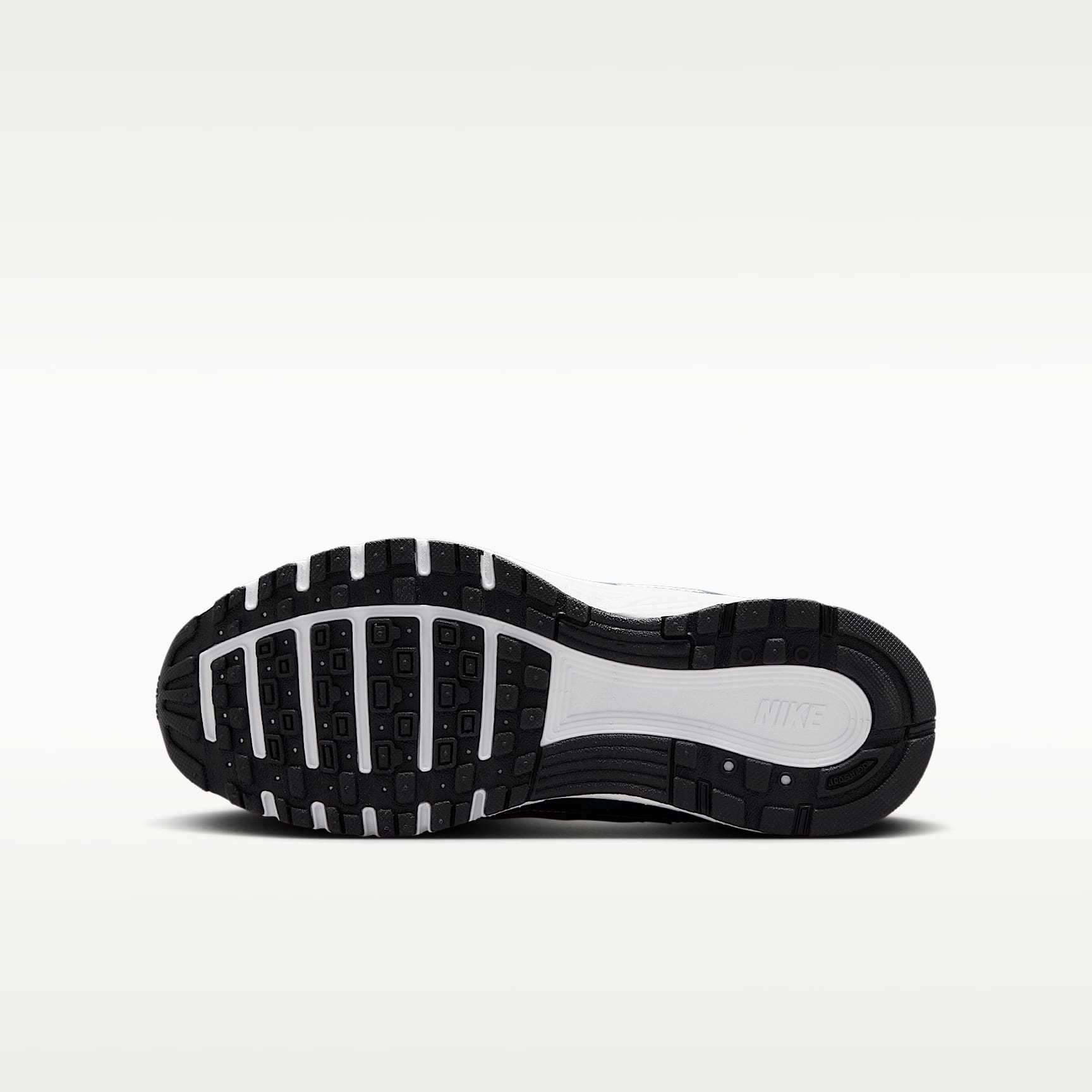 Nike P-6000 – Plata metalizado/Plata liso/Gris azulado/Rojo gimnasio – vista 2