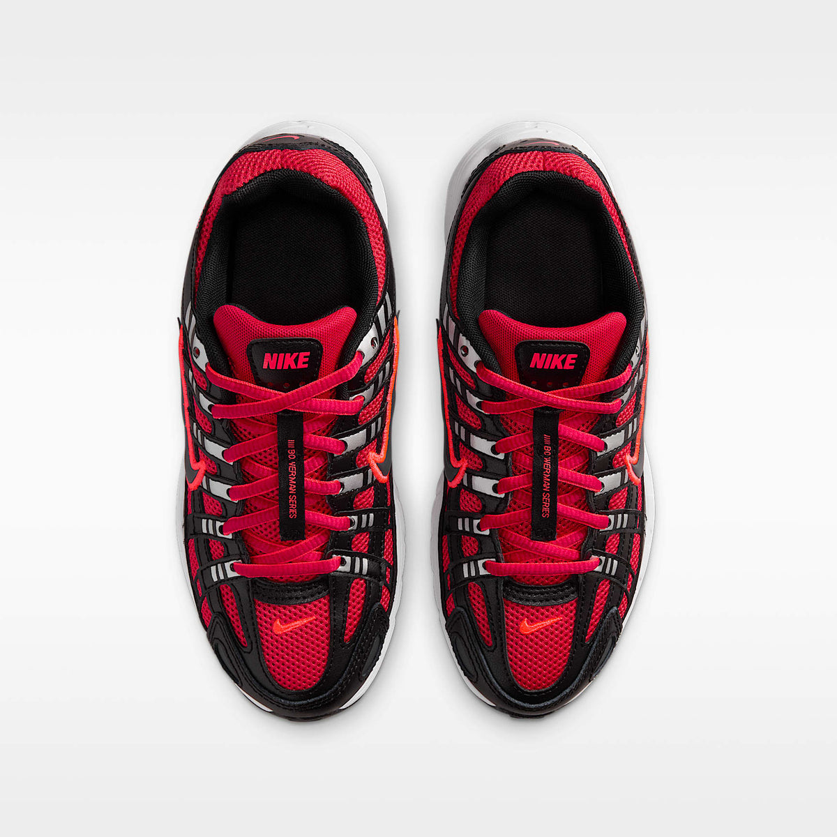 Nike P-6000 – Rojo universitario/Plata metalizado/Gris humo oscuro/Negro – vista 4