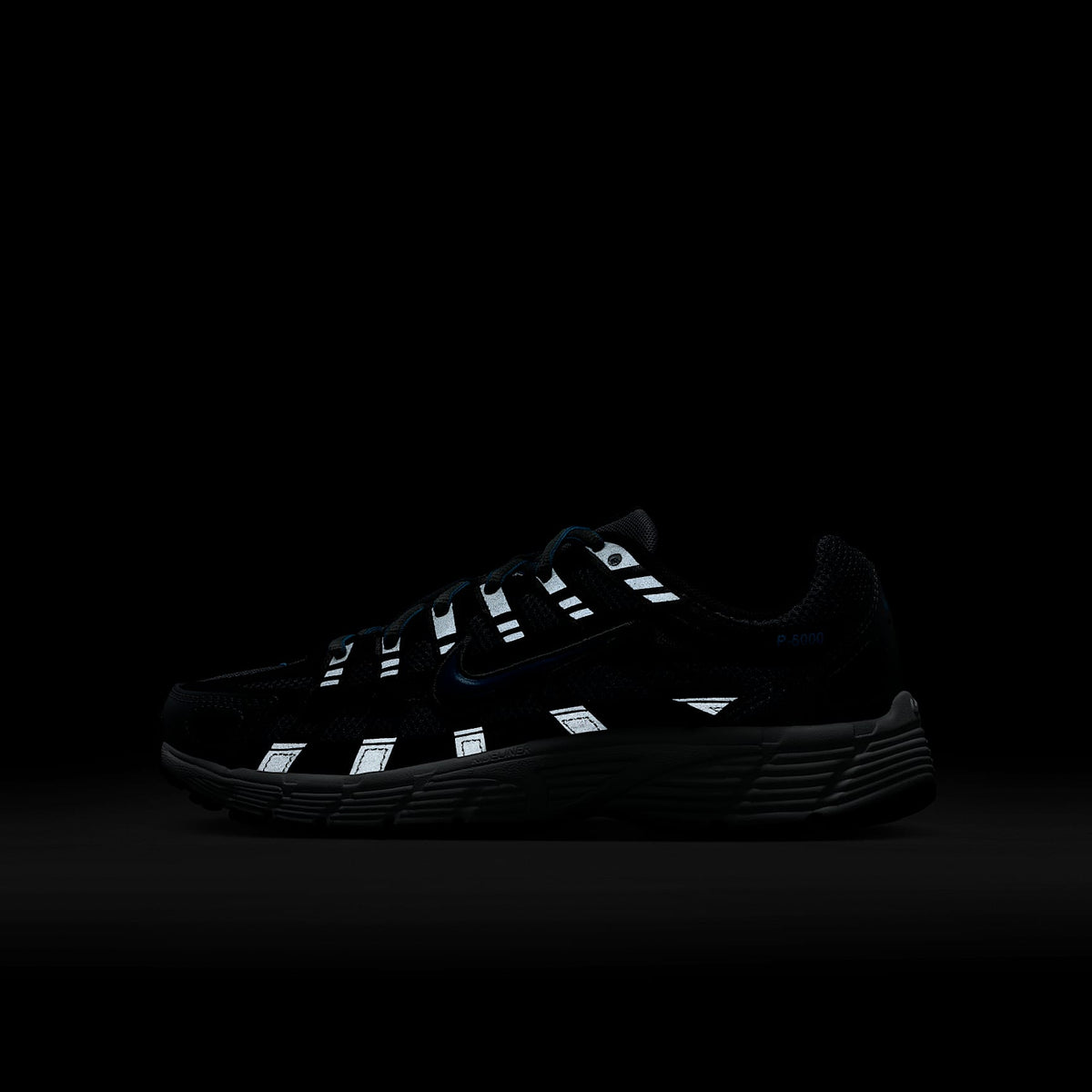 Nike P-6000 – Gris humo/Negro/Tinte platino/Azul holandés – vista 9